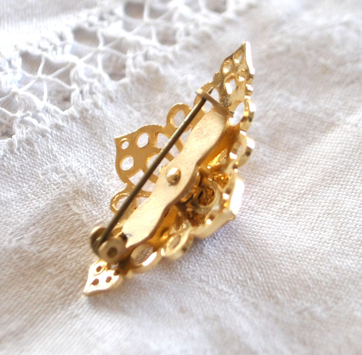 Broche doré vintage losange ajouré et cabochon verre marbré rouge - Bijou fantaisie – Image 6