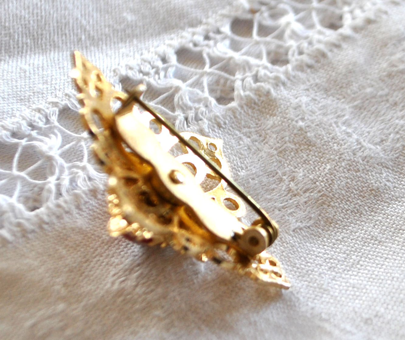 Broche doré vintage losange ajouré et cabochon verre marbré rouge - Bijou fantaisie – Image 7