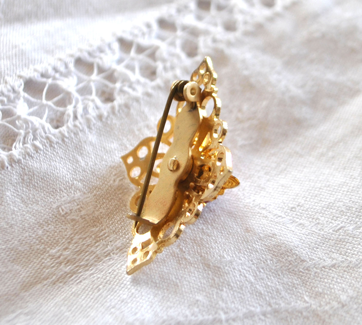 Broche doré vintage losange ajouré et cabochon verre marbré rouge - Bijou fantaisie – Image 8