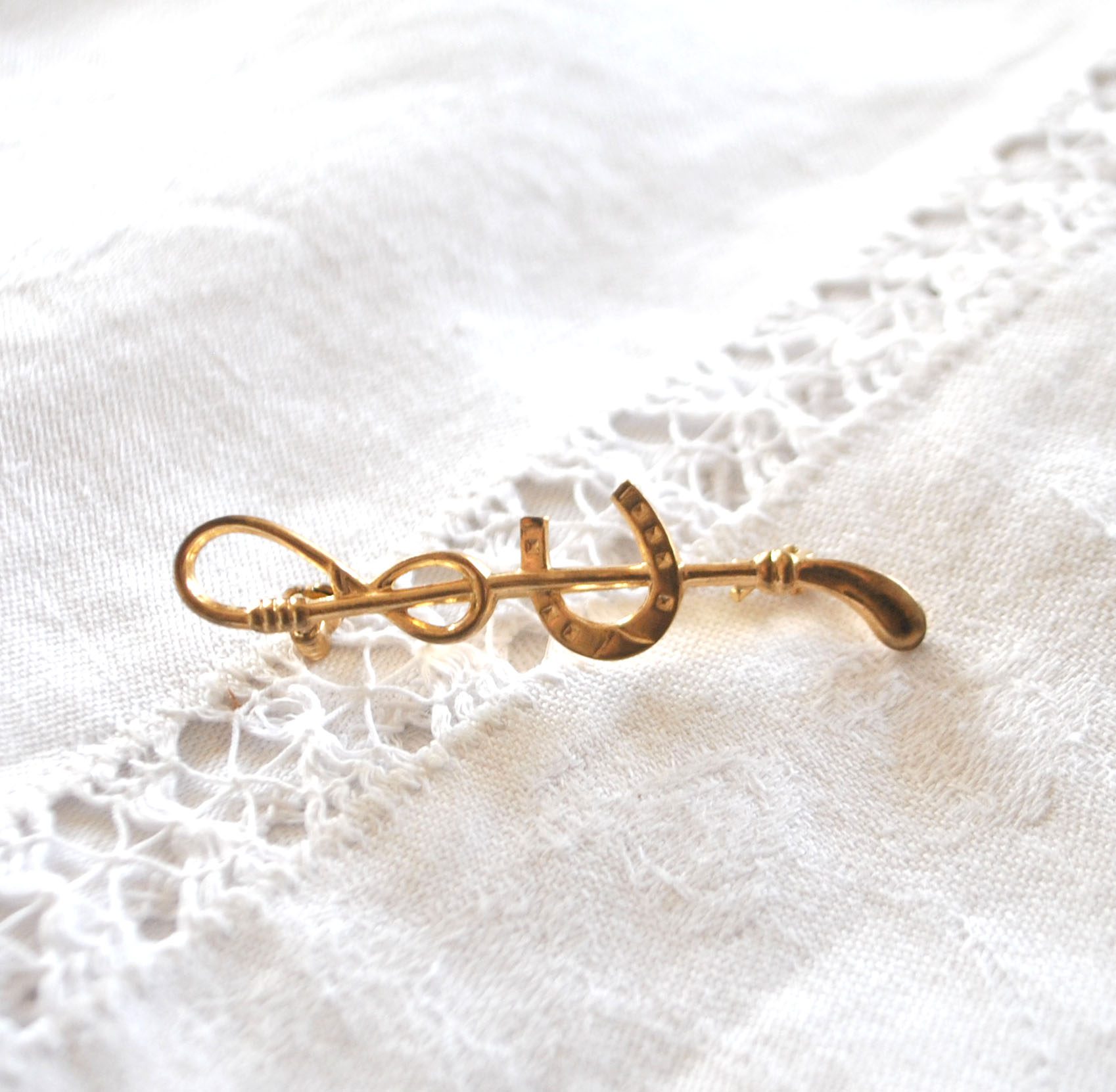 Broche vintage Cavalier équitation en métal doré cravache + Fer à cheval – Image 7
