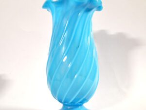 Vallerysthal Vase ancien en opaline soufflé bleu turquoise côtes torses