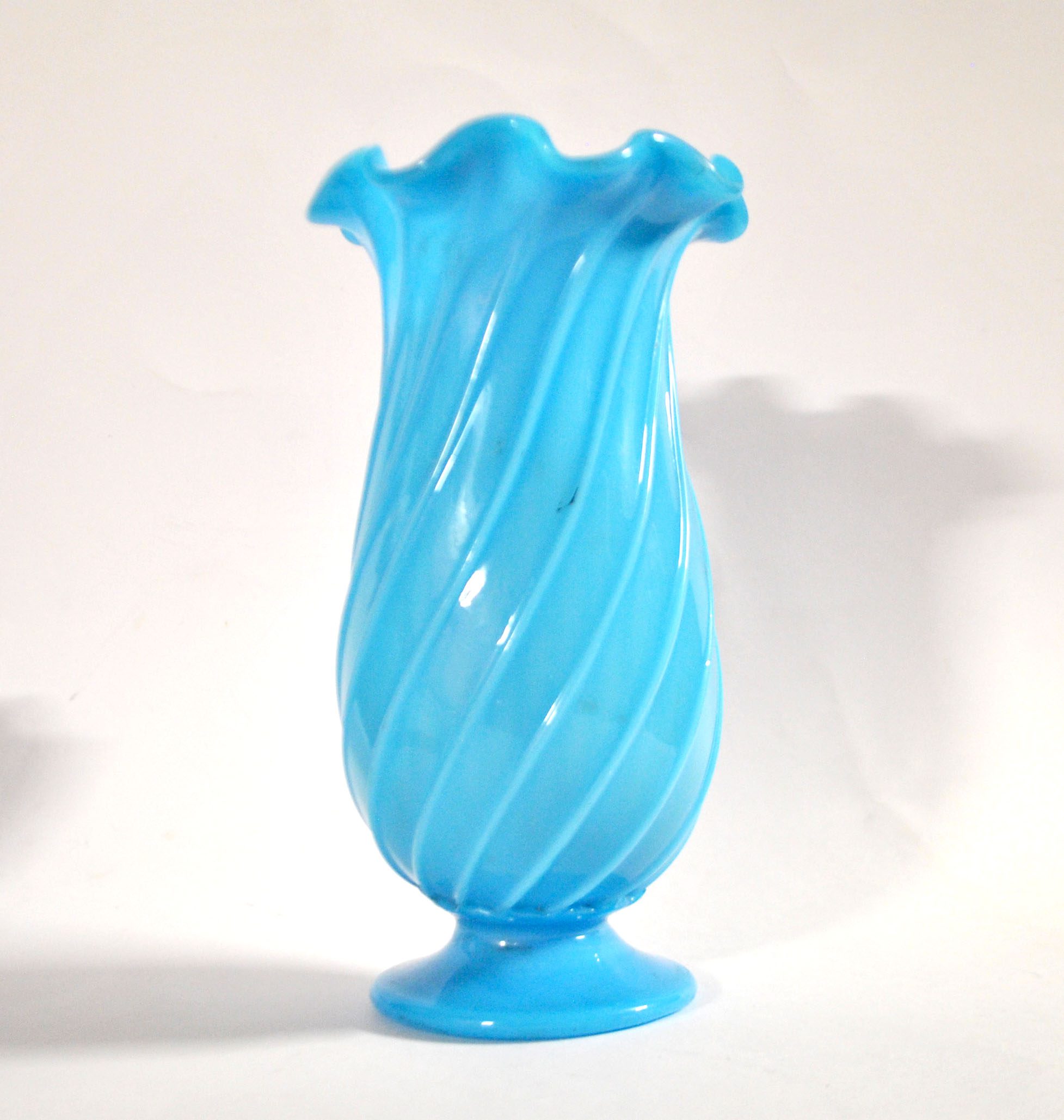 Vallerysthal Vase ancien en opaline soufflé bleu turquoise côtes torses