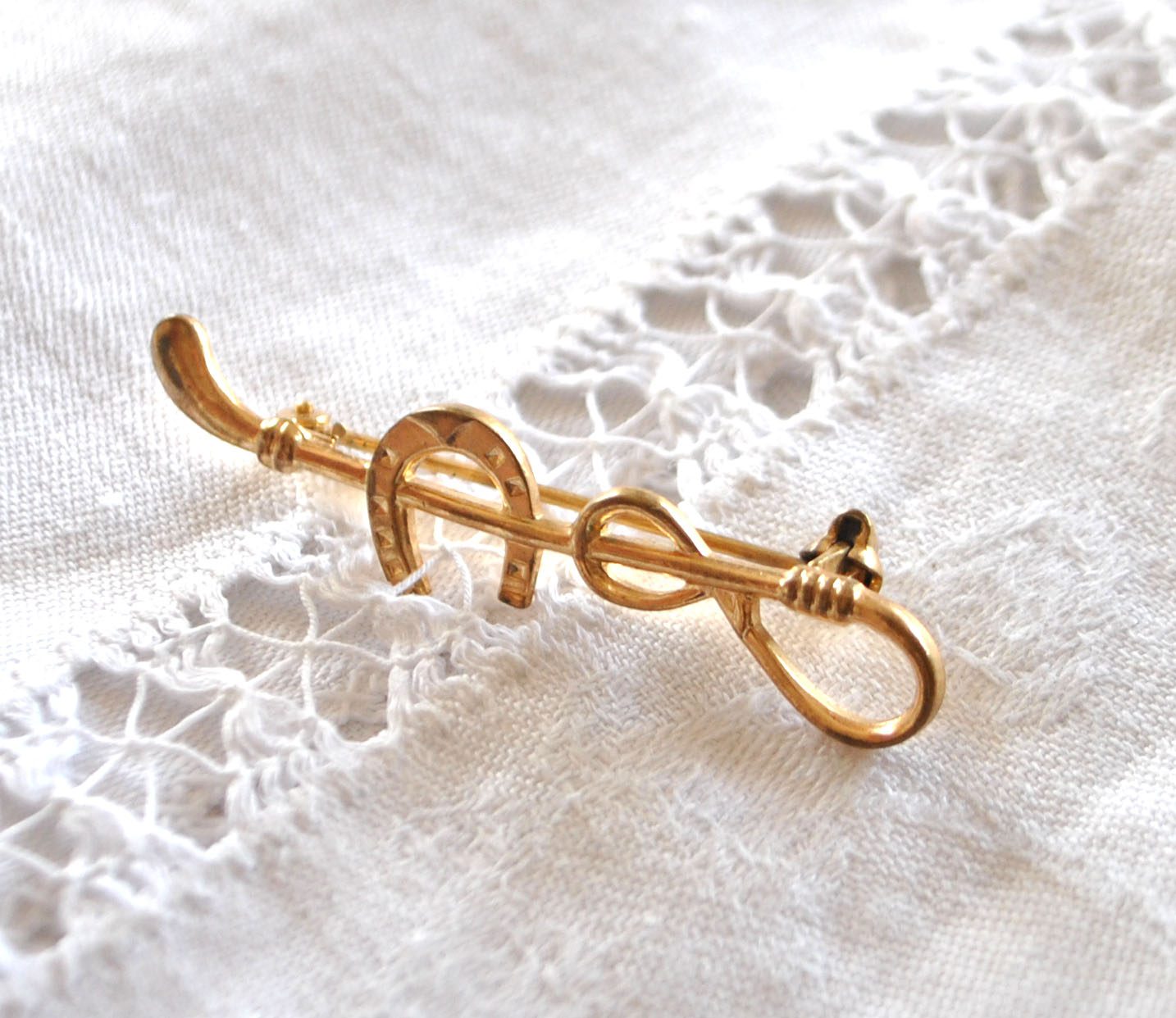 Broche vintage Cavalier équitation en métal doré cravache + Fer à cheval – Image 9