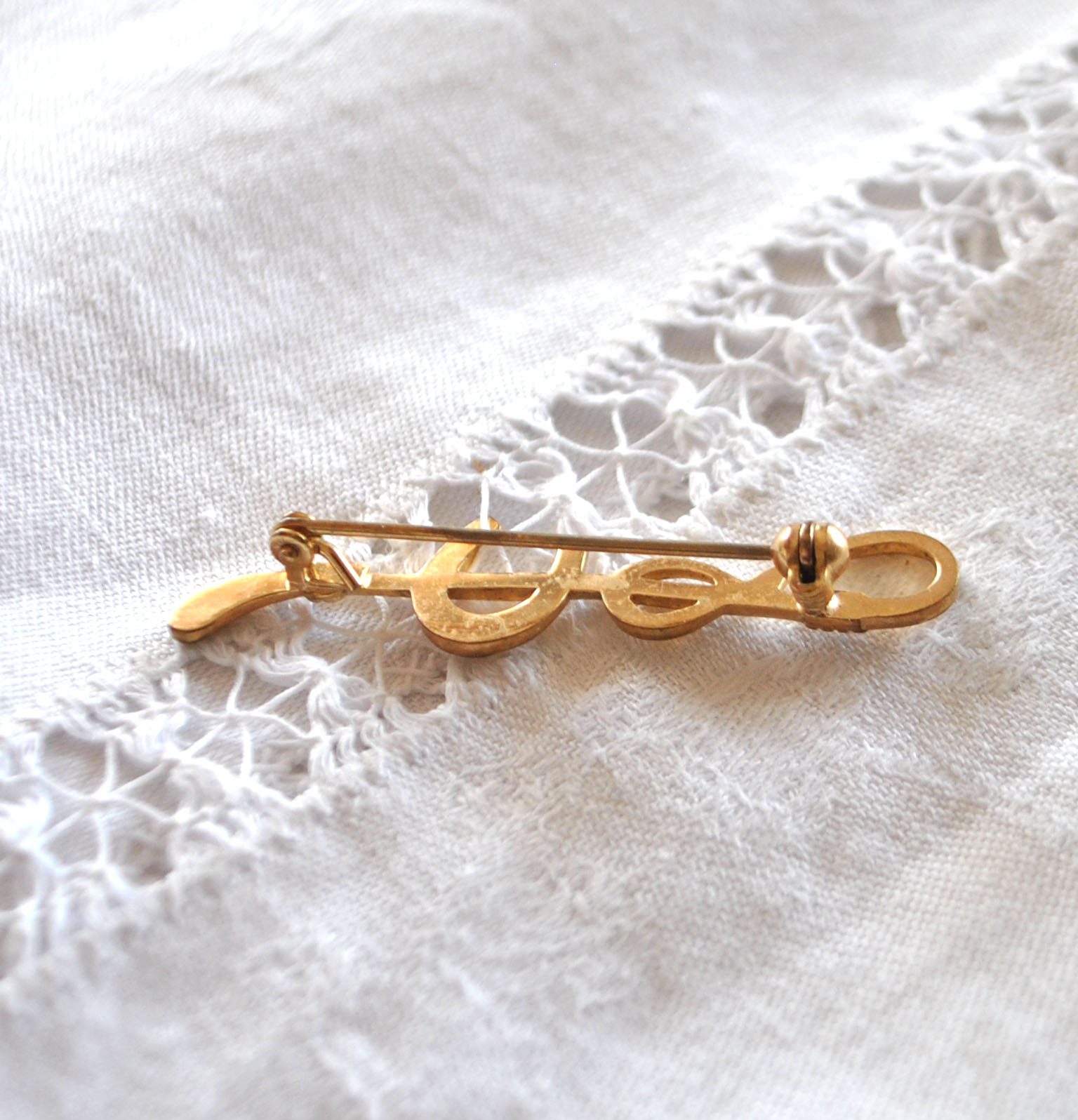 Broche vintage Cavalier équitation en métal doré cravache + Fer à cheval – Image 10