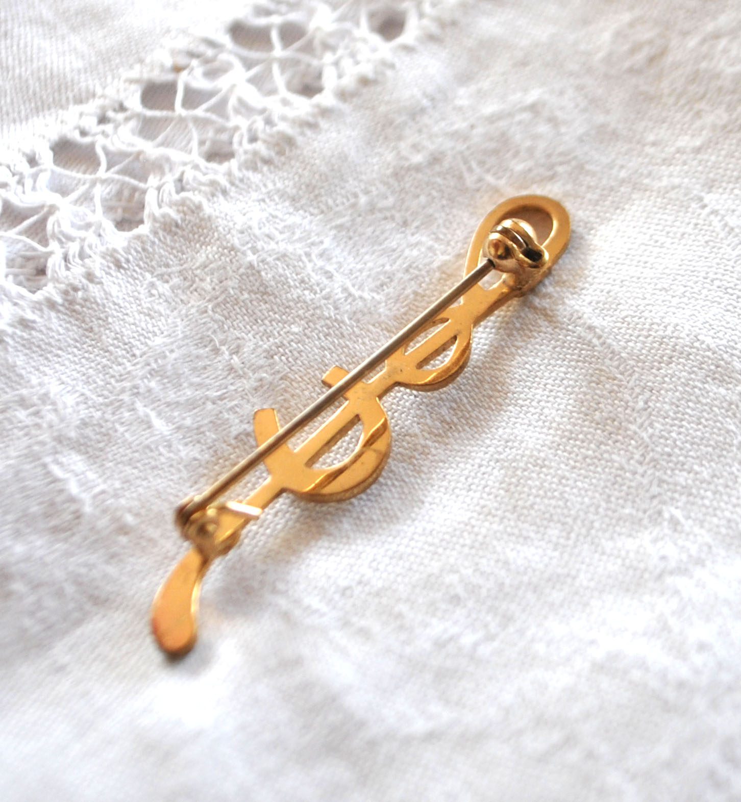 Broche vintage Cavalier équitation en métal doré cravache + Fer à cheval – Image 11