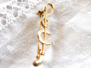 Broche vintage Cavalier équitation en métal doré cravache + Fer à cheval