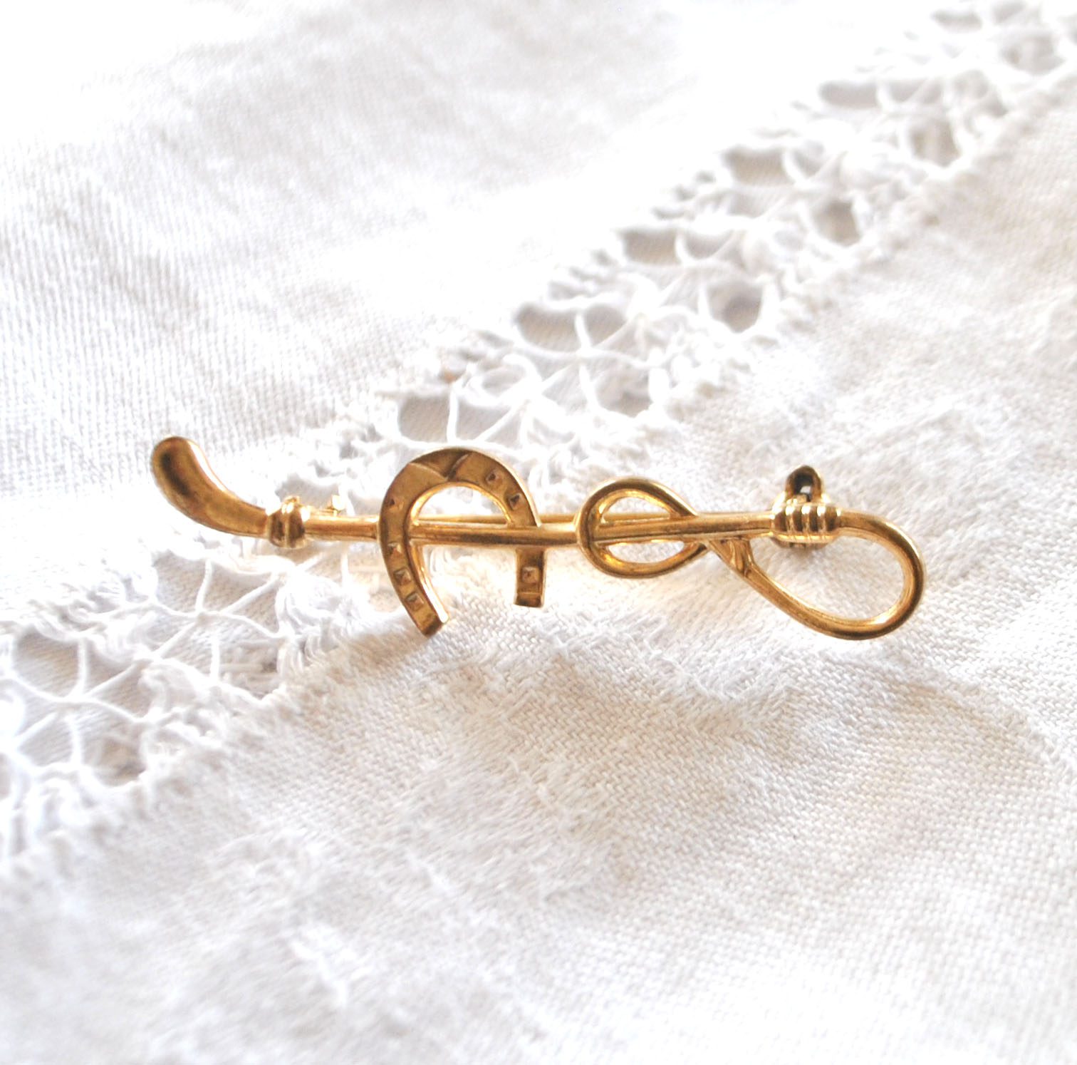 Broche vintage Cavalier équitation en métal doré cravache + Fer à cheval – Image 3
