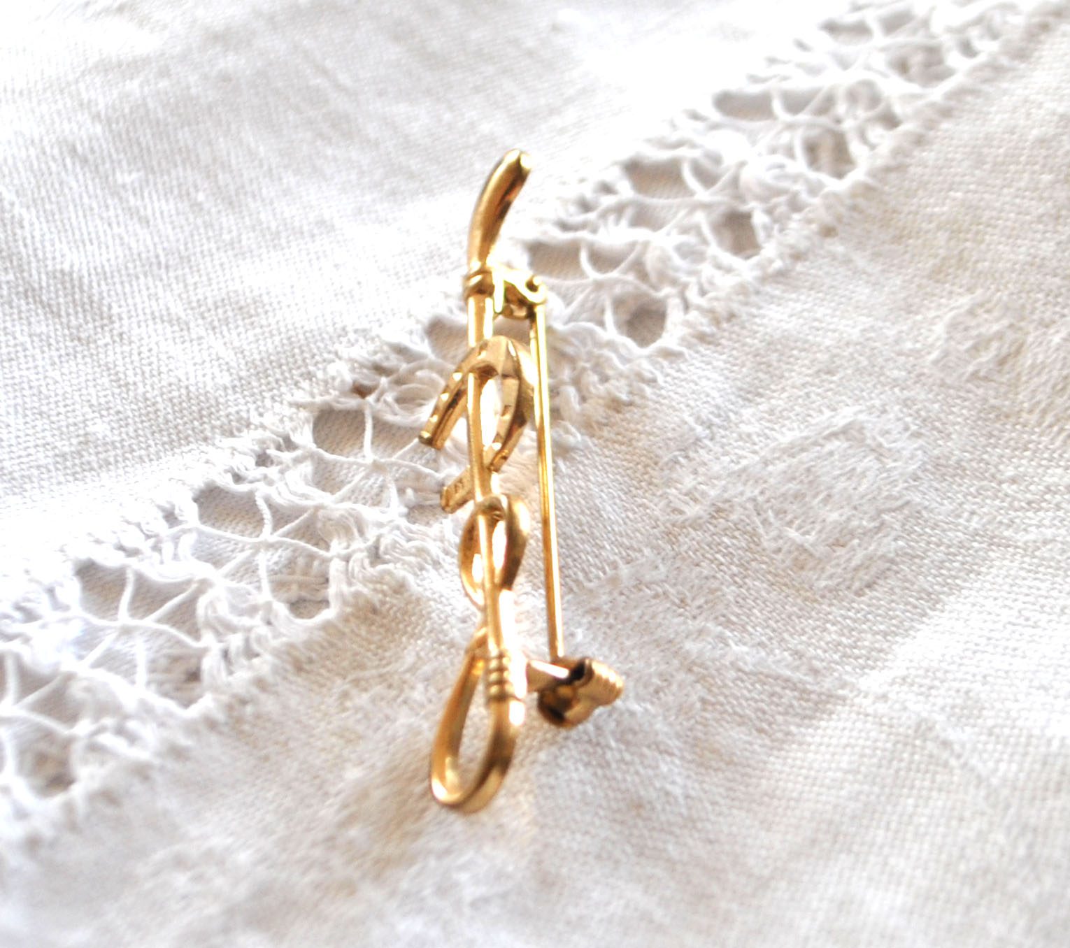Broche vintage Cavalier équitation en métal doré cravache + Fer à cheval – Image 4