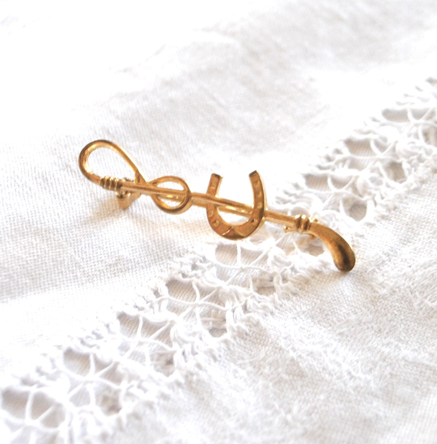 Broche vintage Cavalier équitation en métal doré cravache + Fer à cheval – Image 6