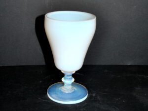 SEVRES Verre à pied Gobelet Calice en opaline blanche signé "Sèvres France"