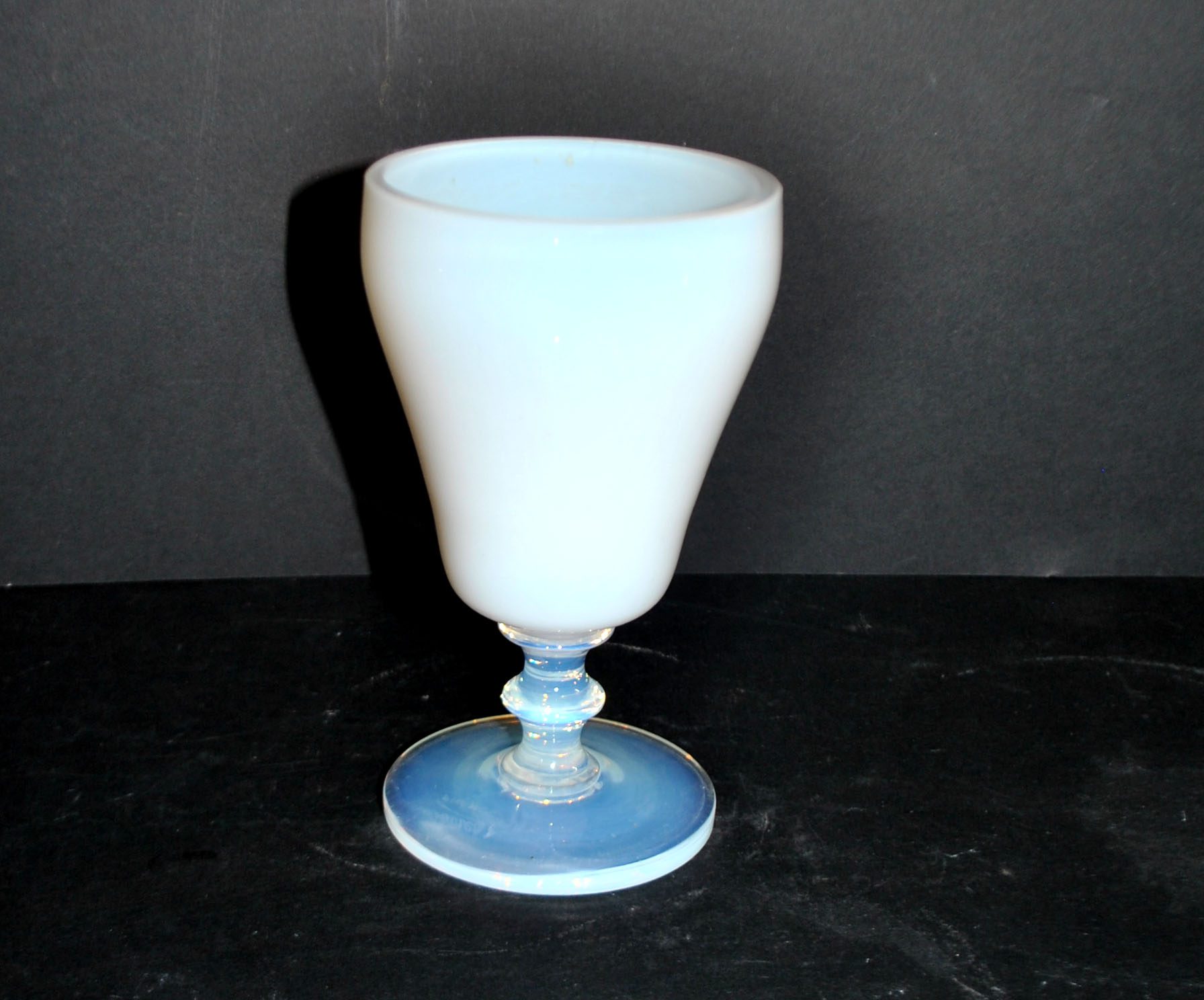 SEVRES Verre à pied Gobelet Calice en opaline blanche signé "Sèvres France"