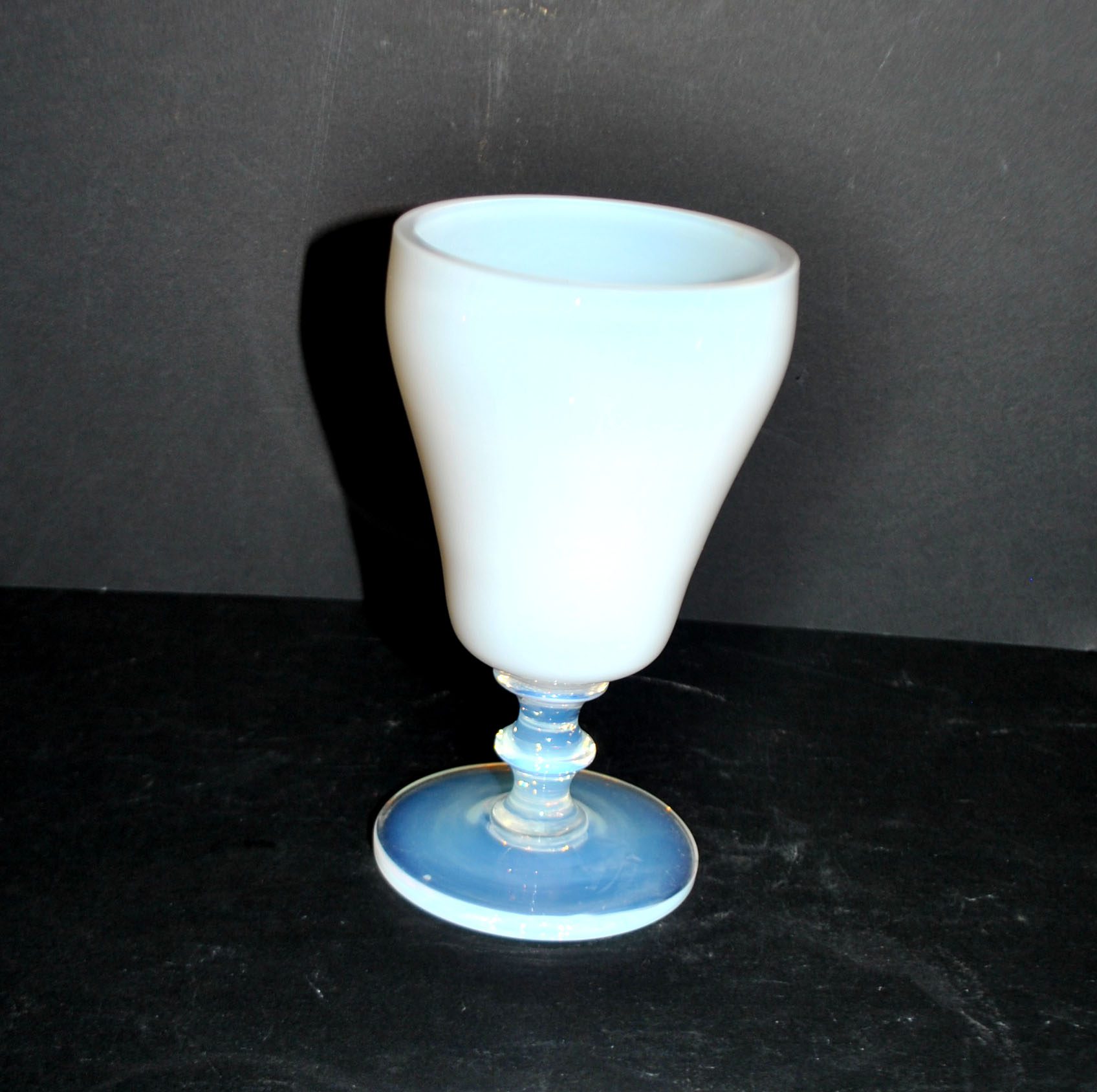 SEVRES Verre à pied Gobelet Calice en opaline blanche signé "Sèvres France" – Image 5