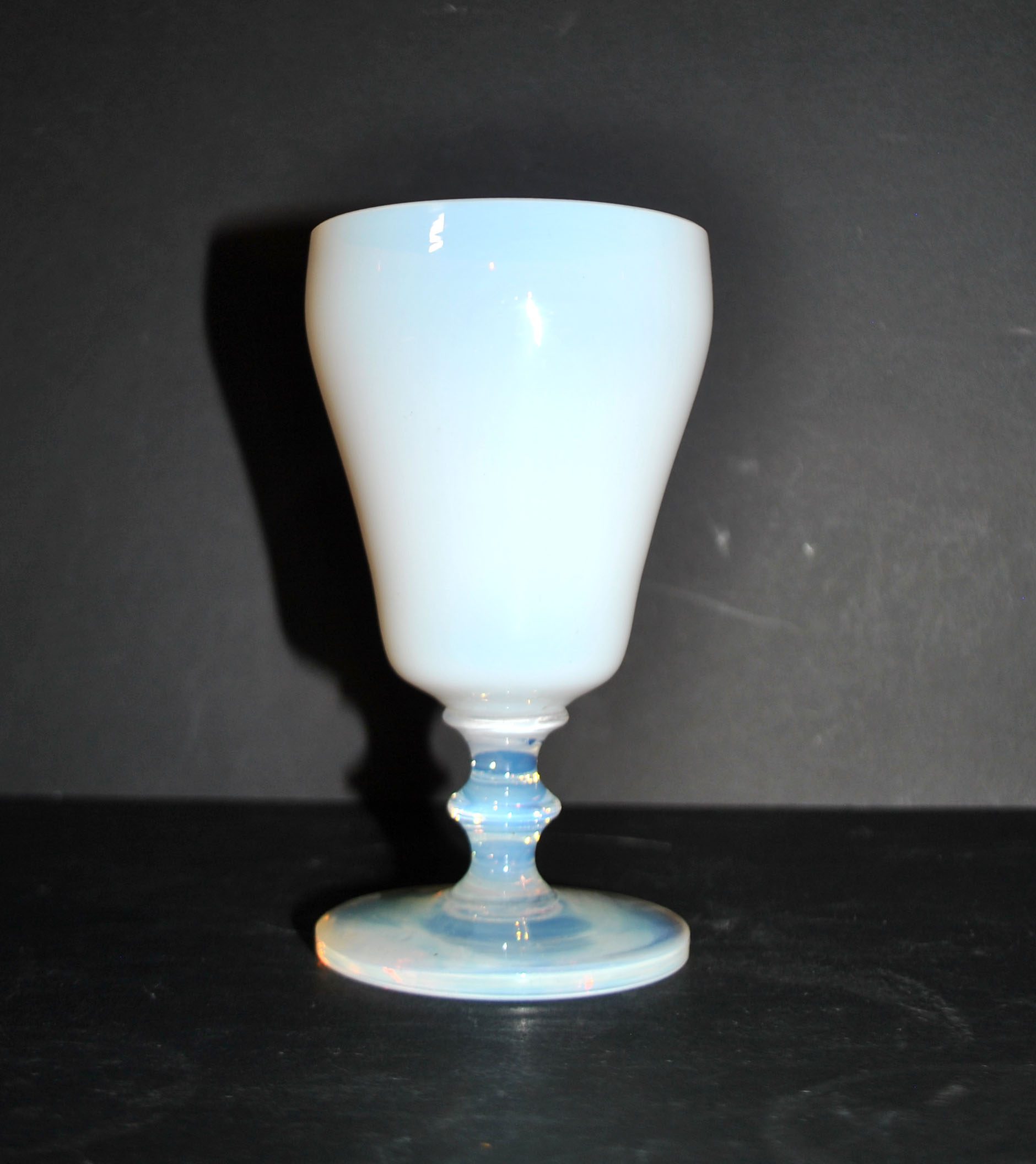 SEVRES Verre à pied Gobelet Calice en opaline blanche signé "Sèvres France" – Image 3
