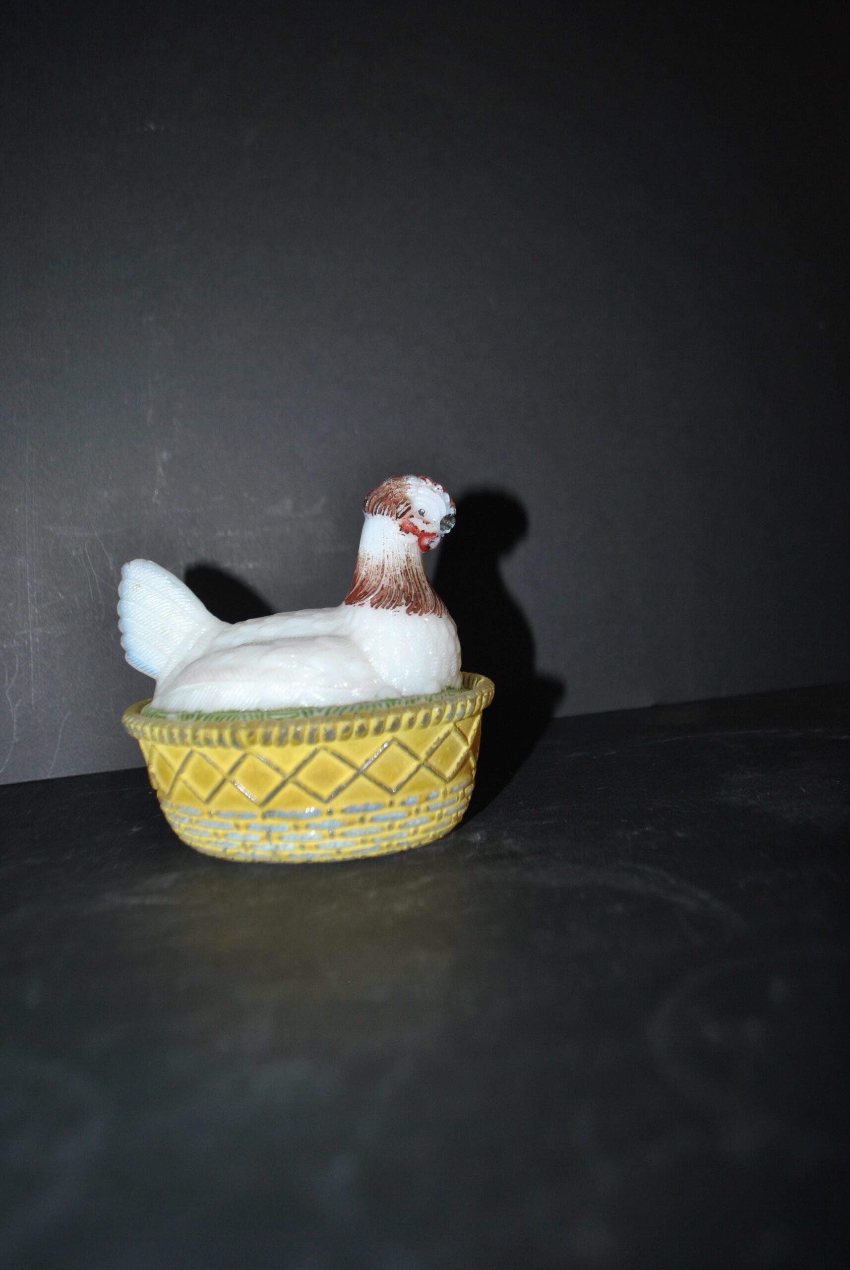 PORTIEUX Boite sucrier bonbonnière POULE en opaline blanche émaillé 1900-1910 – Image 5