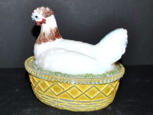PORTIEUX Boite sucrier bonbonnière POULE en opaline blanche émaillé 1900-1910