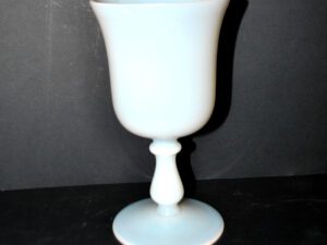 Verre à pied ancien en opaline blanche Gobelet Calice - Artisanat Meisenthal?