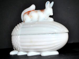 VALLERYSTHAL Boite sucrier écureuil en opaline blanche 1910