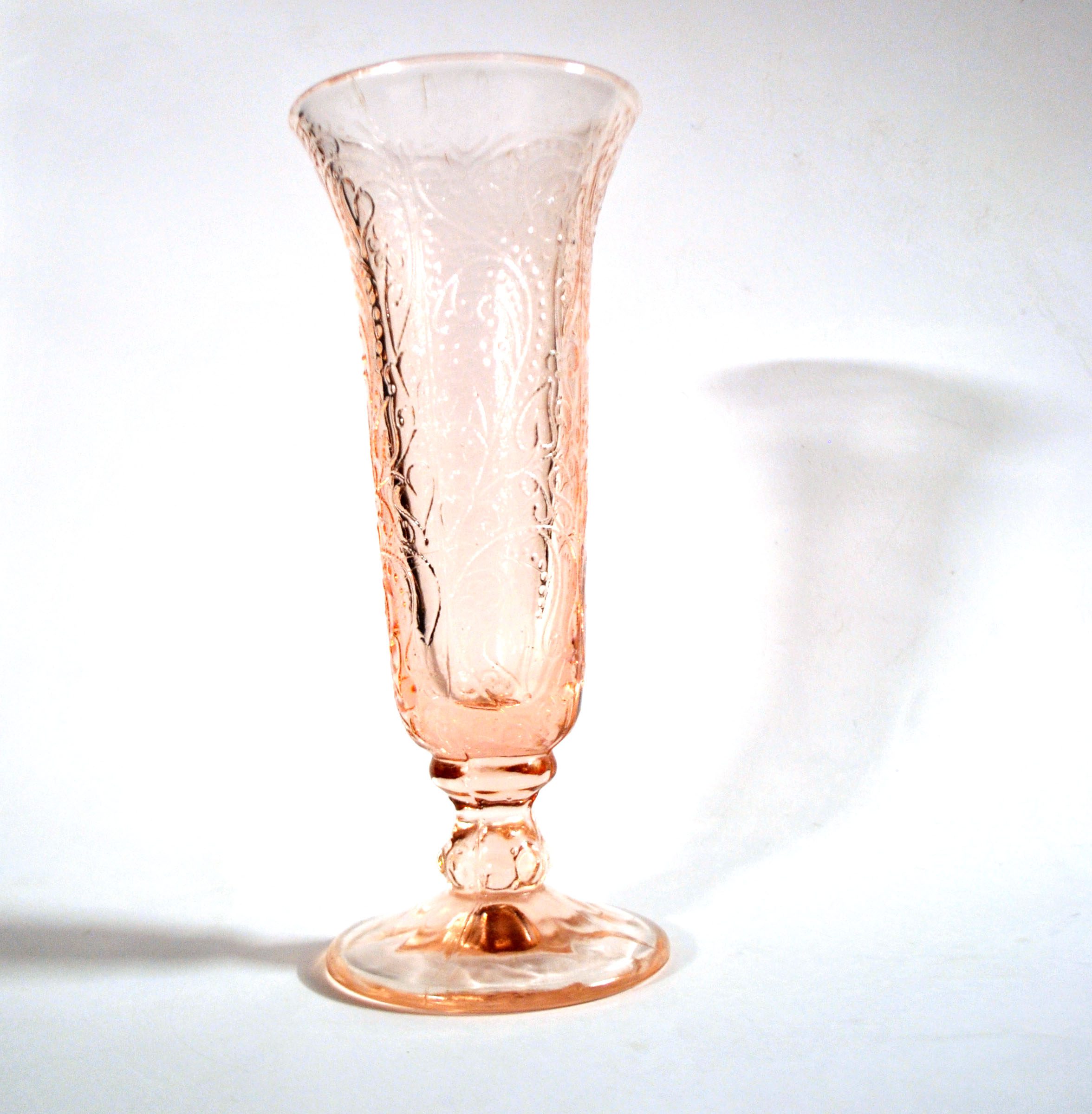 Vase cornet vintage en verre moulé rose - décor perles et coeur – Image 9