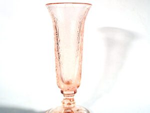 Vase cornet vintage en verre moulé rose - décor perles et coeur