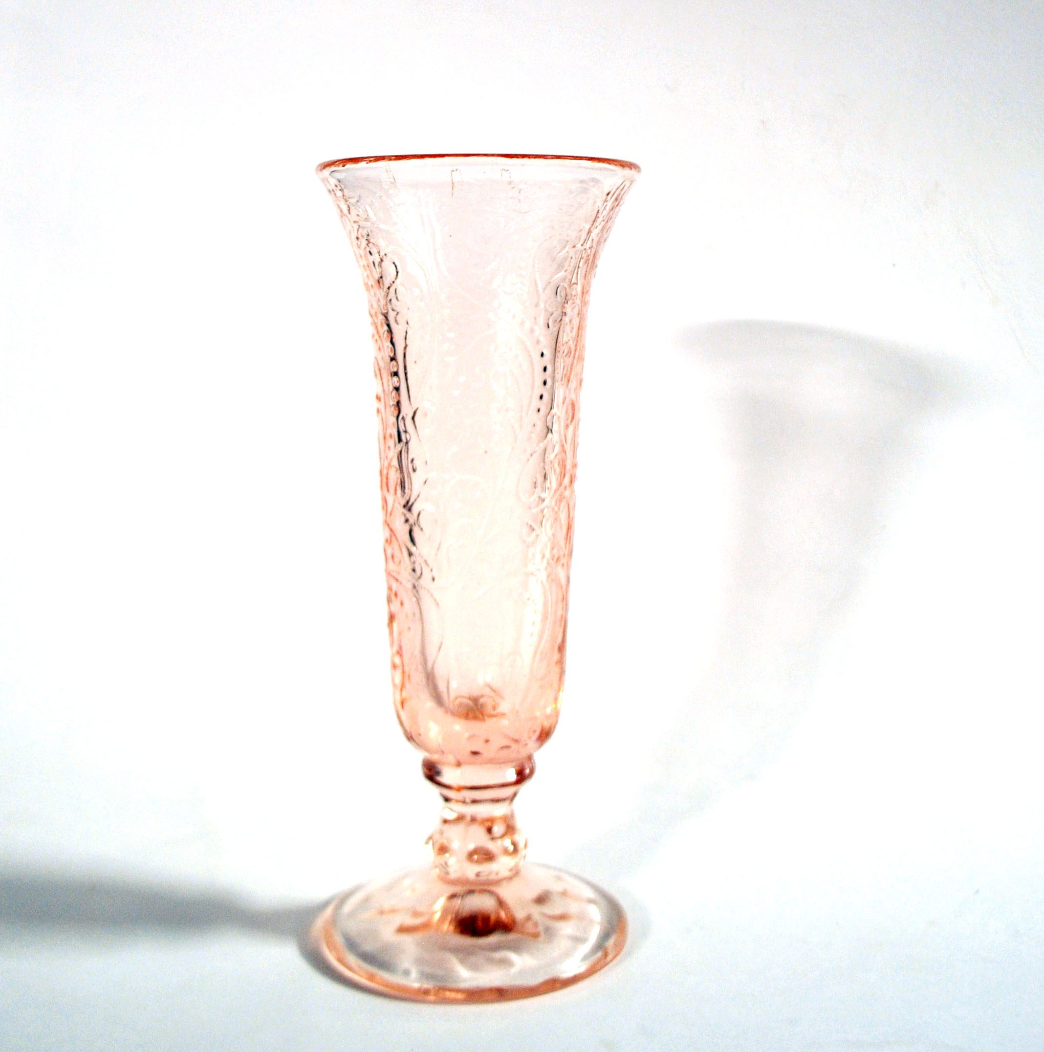 Vase cornet vintage en verre moulé rose - décor perles et coeur