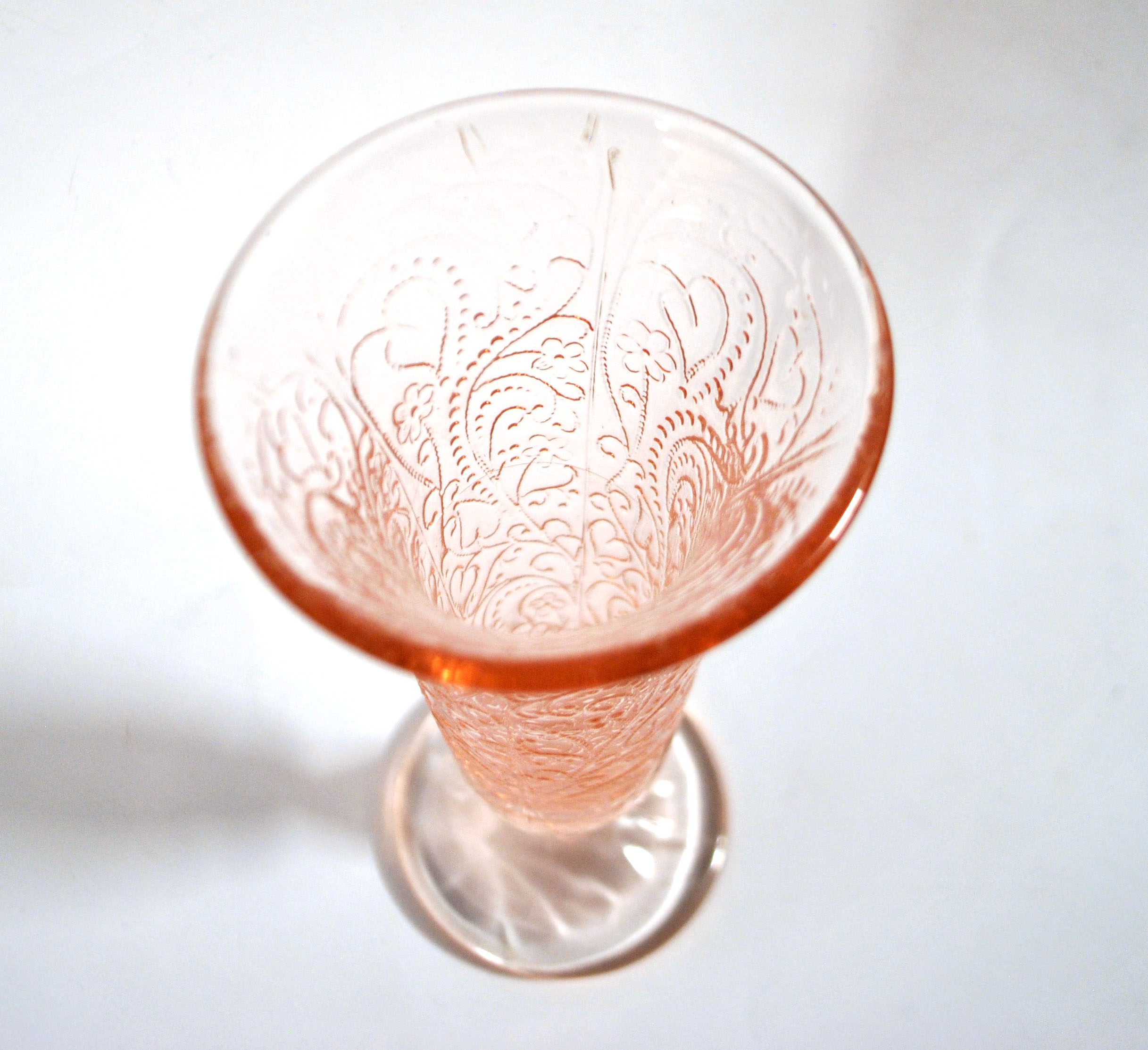 Vase cornet vintage en verre moulé rose - décor perles et coeur – Image 11