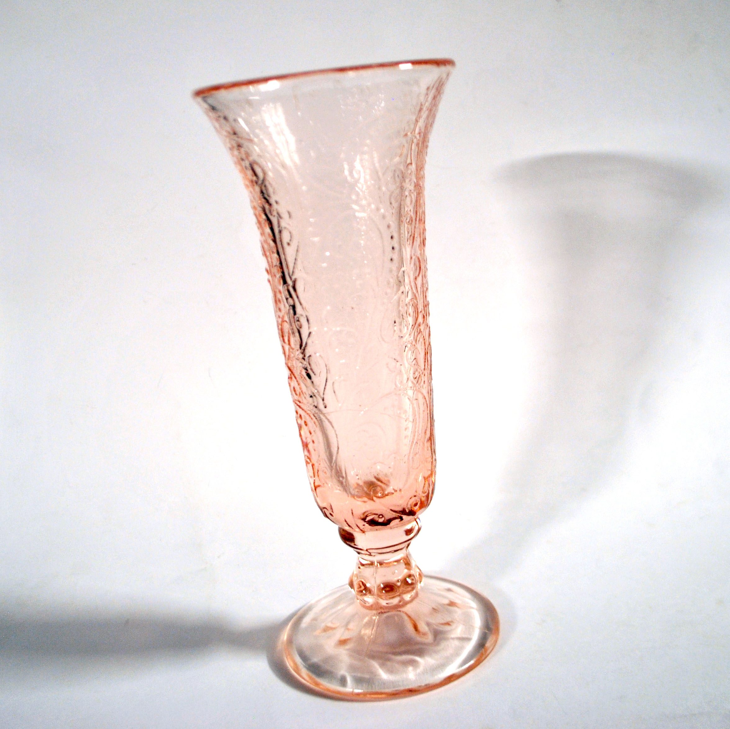 Vase cornet vintage en verre moulé rose - décor perles et coeur – Image 2