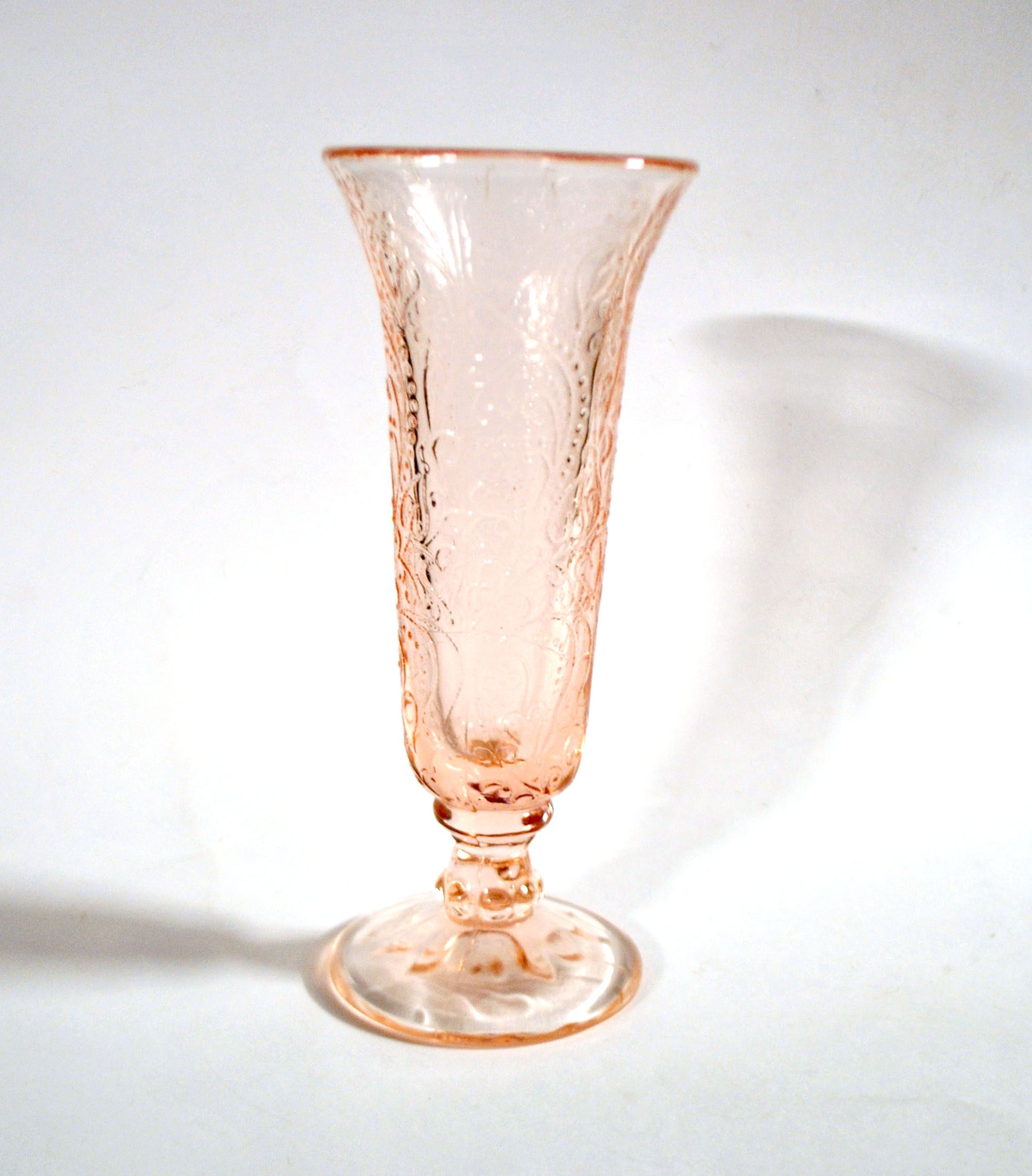 Vase cornet vintage en verre moulé rose - décor perles et coeur – Image 3