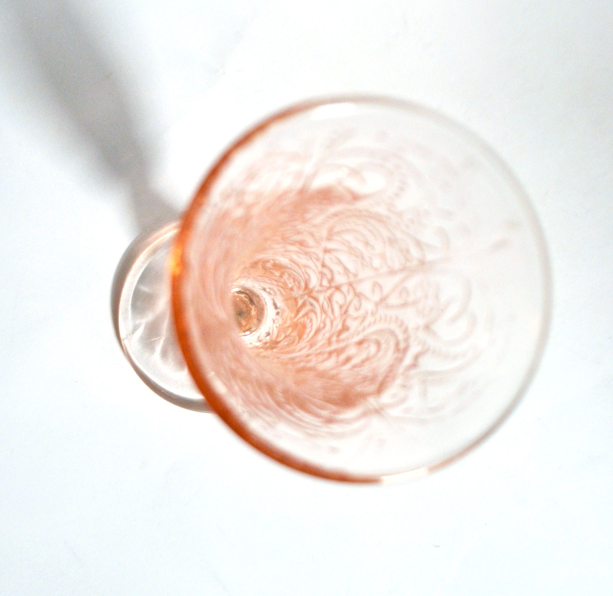 Vase cornet vintage en verre moulé rose - décor perles et coeur – Image 4