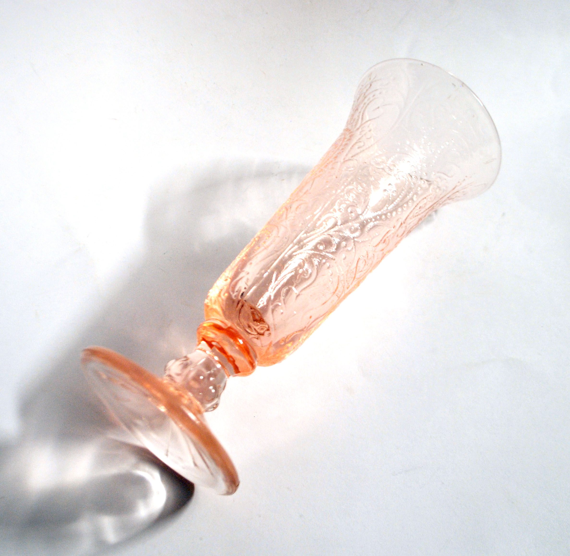 Vase cornet vintage en verre moulé rose - décor perles et coeur – Image 5