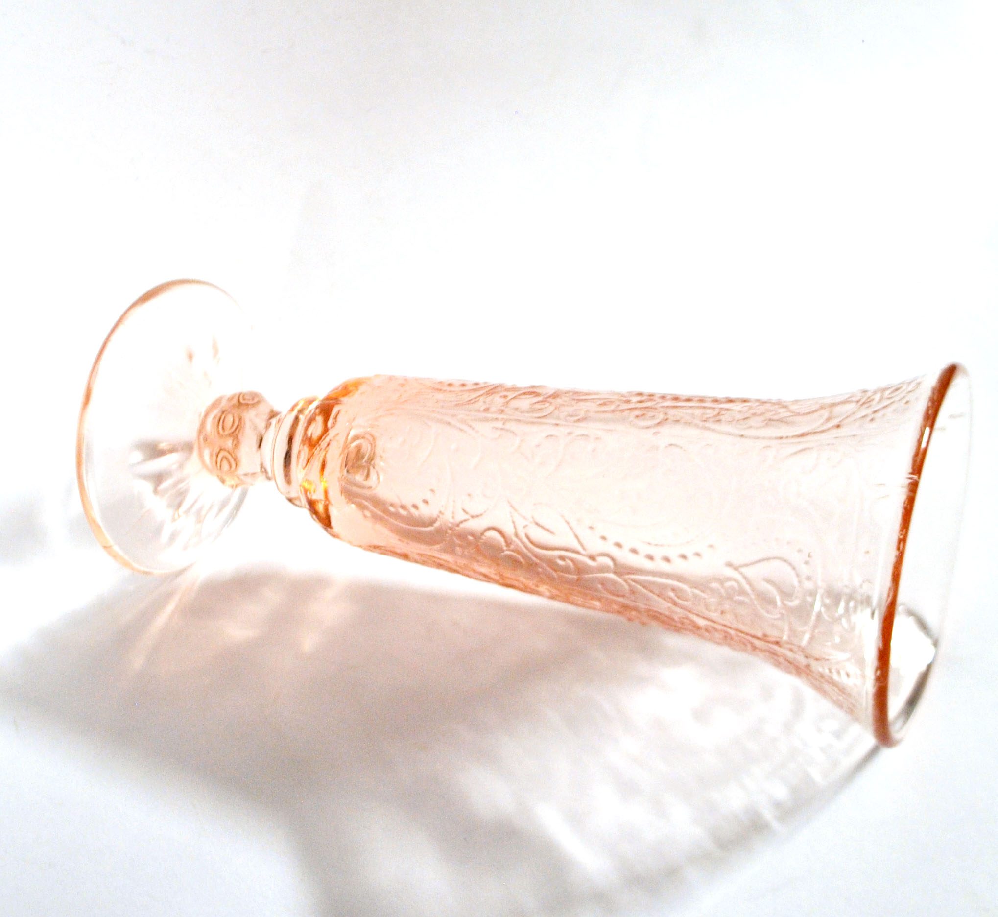 Vase cornet vintage en verre moulé rose - décor perles et coeur – Image 6
