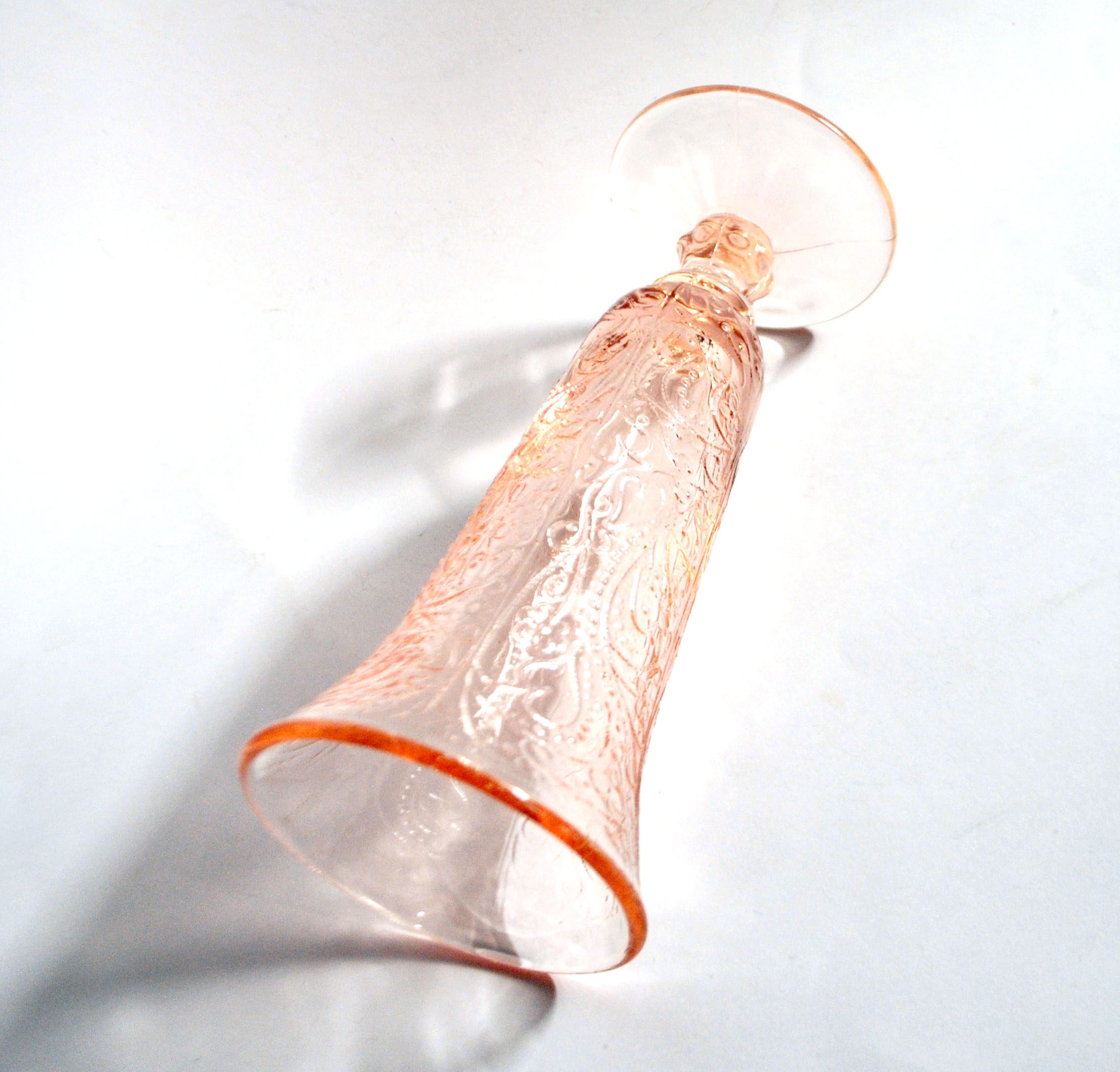 Vase cornet vintage en verre moulé rose - décor perles et coeur – Image 7