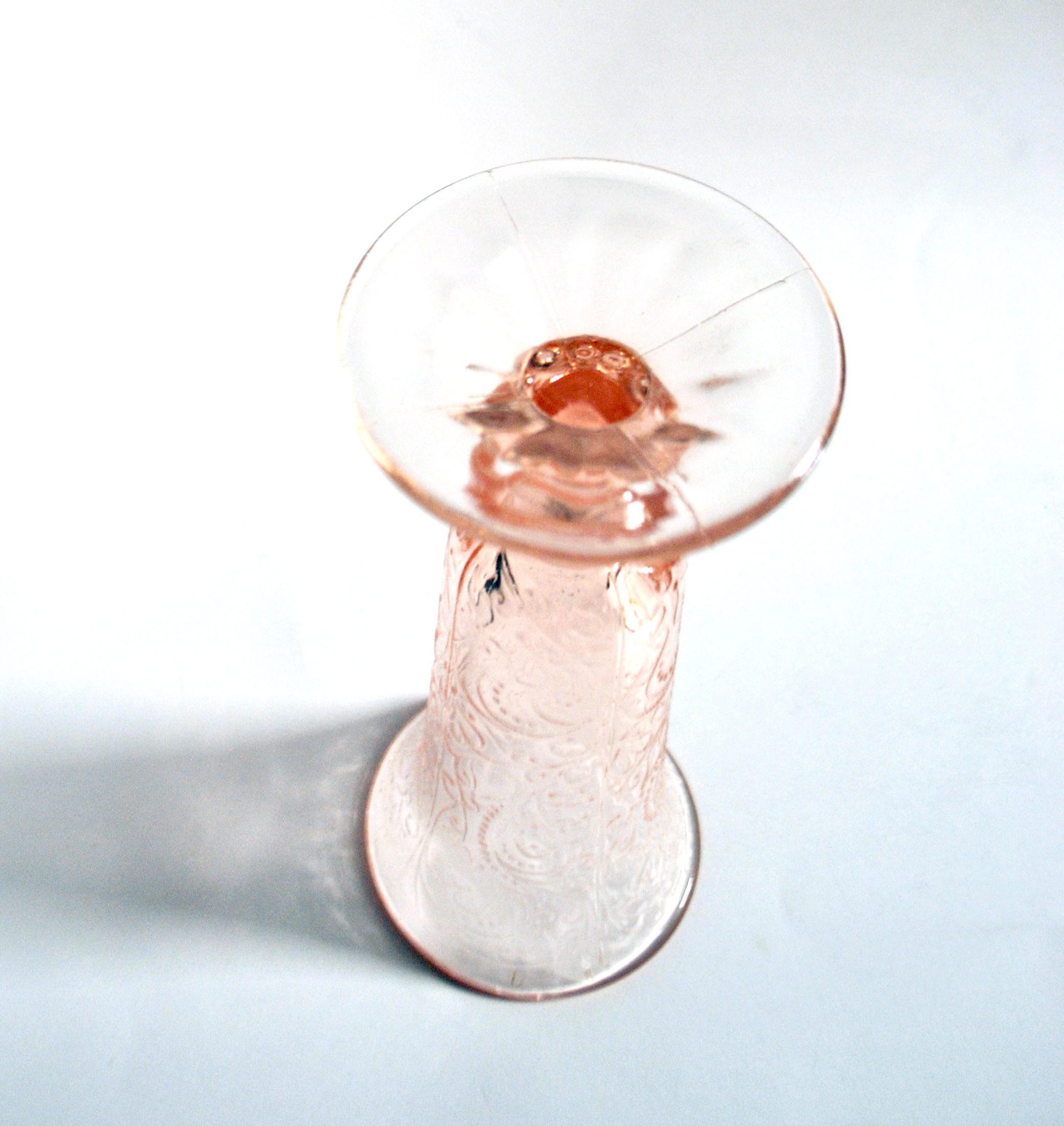 Vase cornet vintage en verre moulé rose - décor perles et coeur – Image 8