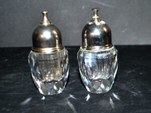 SWAROVSKI Lot Salière en CRISTAL taillé à facette SEL POIVRE signé SC Design 1980