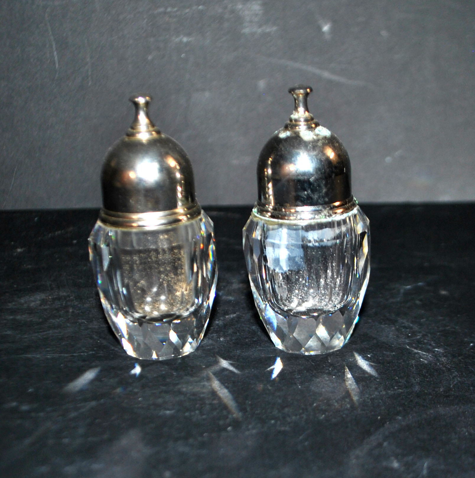SWAROVSKI Lot Salière en CRISTAL taillé à facette SEL POIVRE signé SC Design 1980