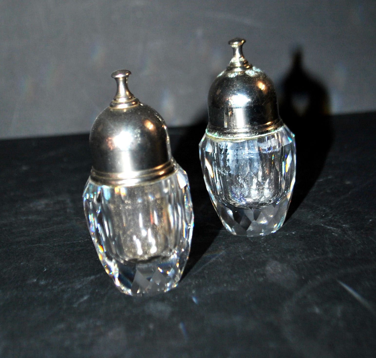 SWAROVSKI Lot Salière en CRISTAL taillé à facette SEL POIVRE signé SC Design 1980 – Image 2