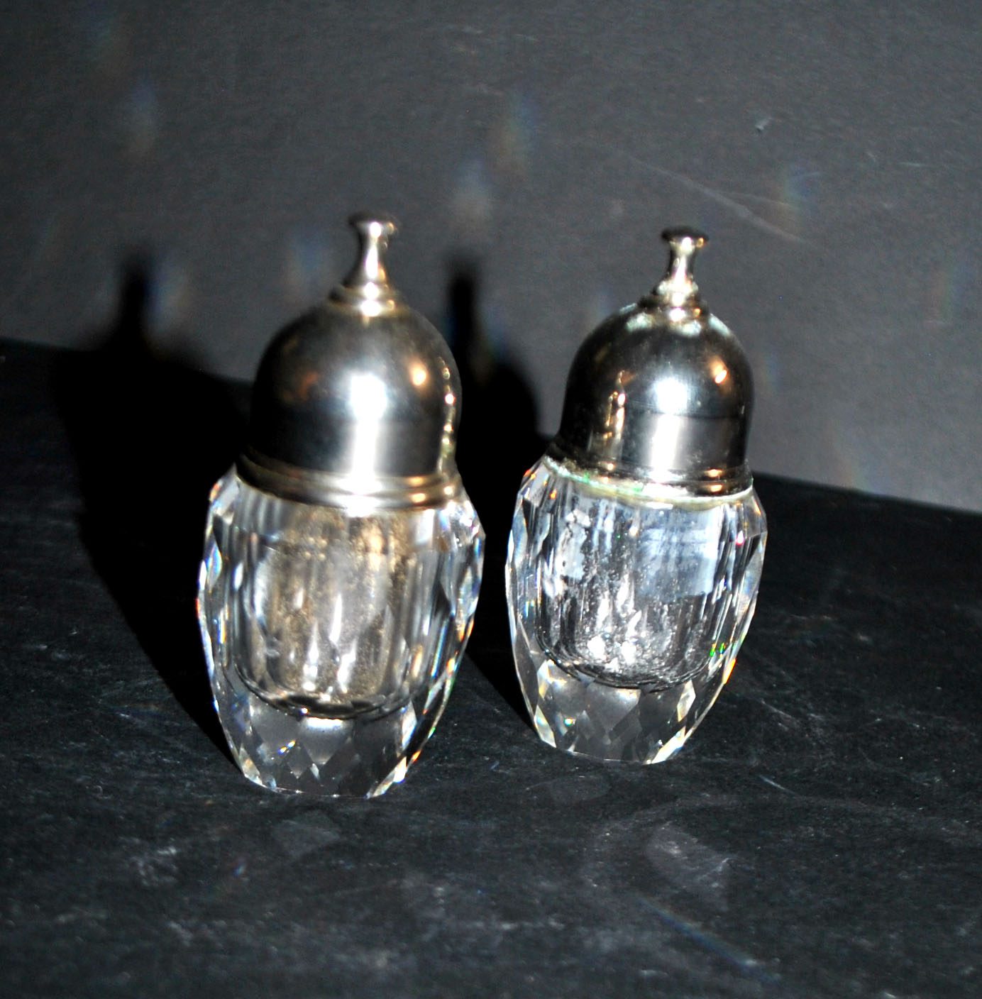 SWAROVSKI Lot Salière en CRISTAL taillé à facette SEL POIVRE signé SC Design 1980 – Image 10