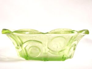 Coupe ovale ART DECO Corbeille en verre vert - décor moulé géométrique 1920-1930
