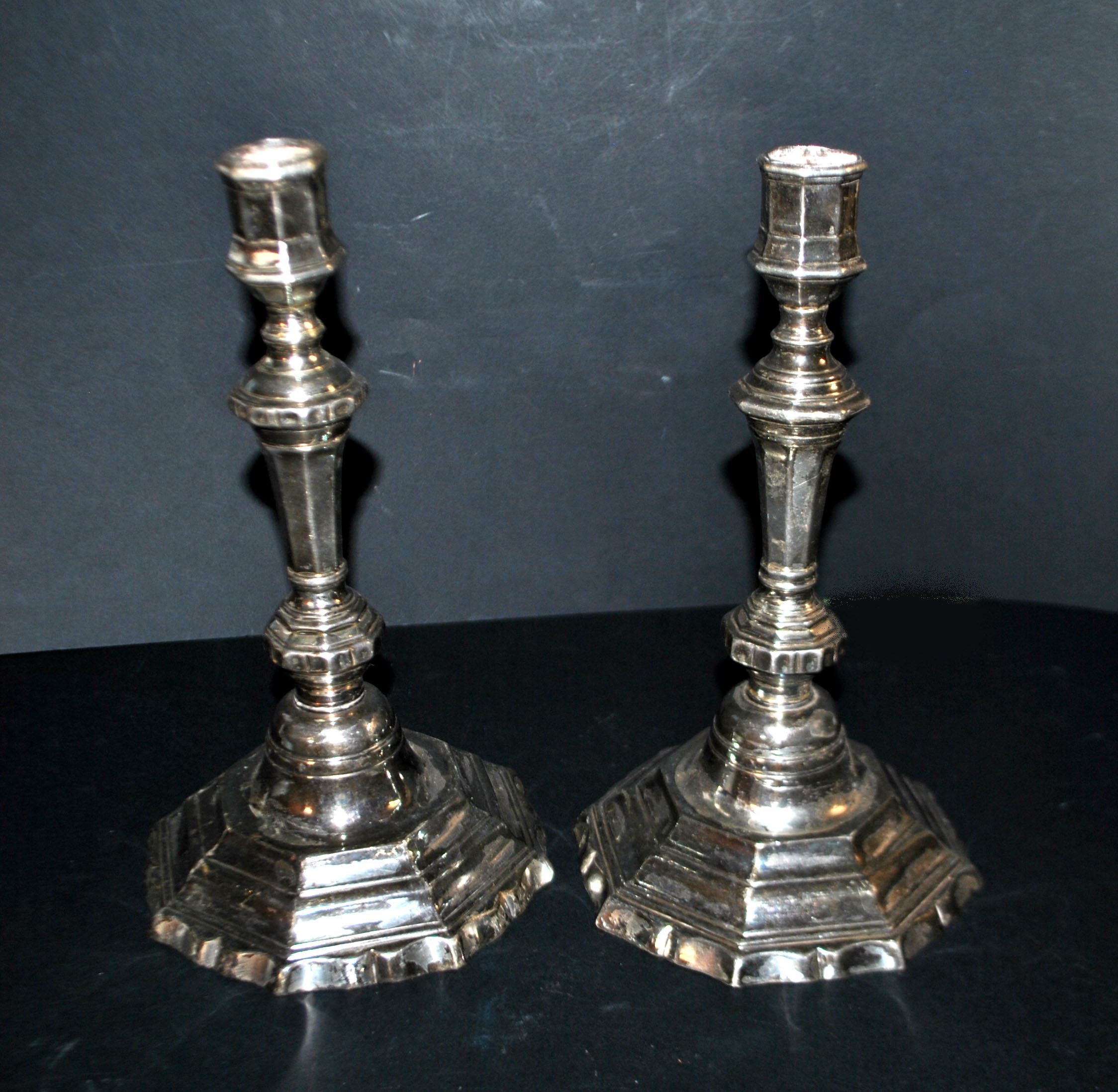 Lot 2 Bougeoirs anciens paire chandelier octogonal en bronze argenté Régence – Image 7