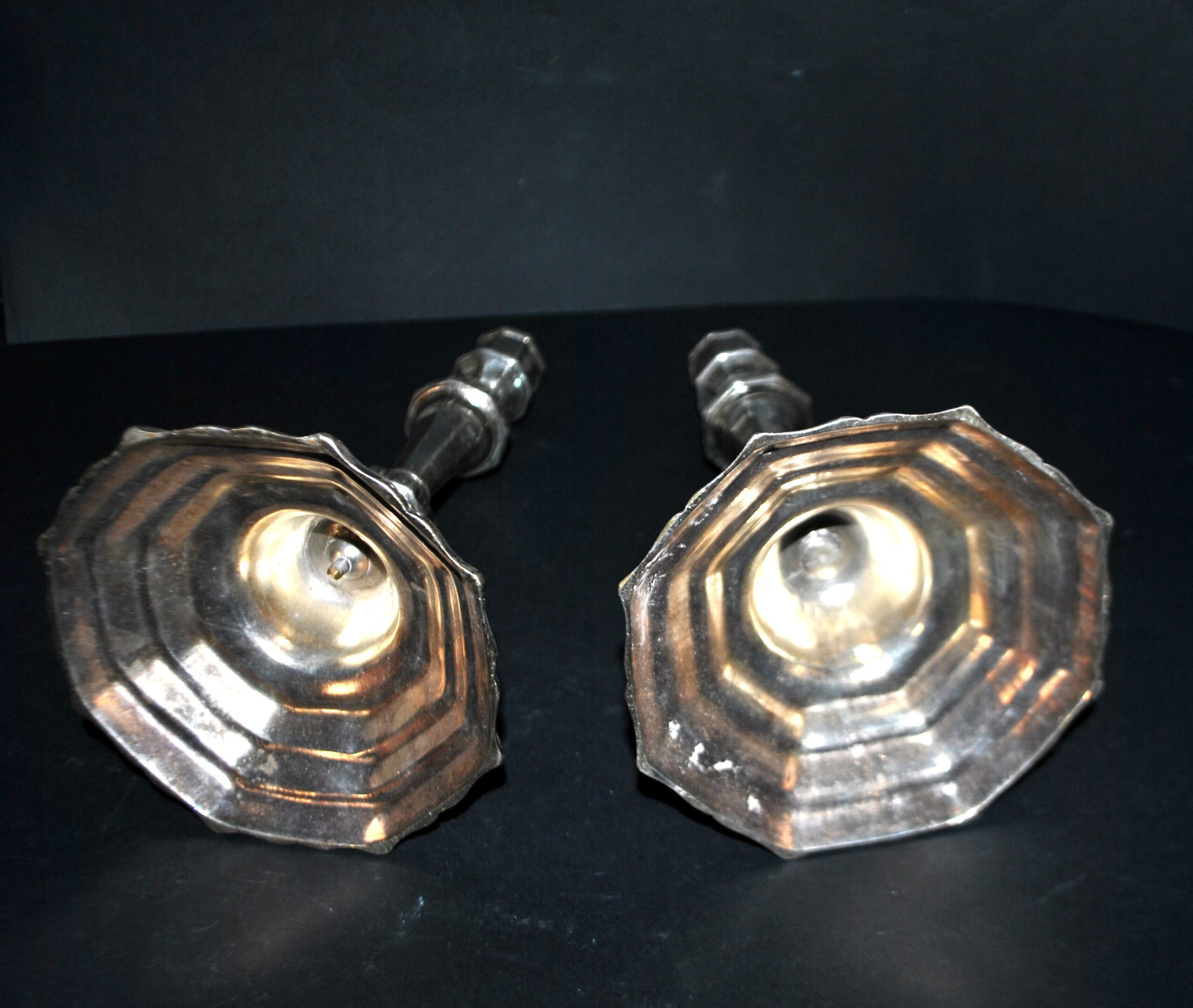 Lot 2 Bougeoirs anciens paire chandelier octogonal en bronze argenté Régence – Image 9