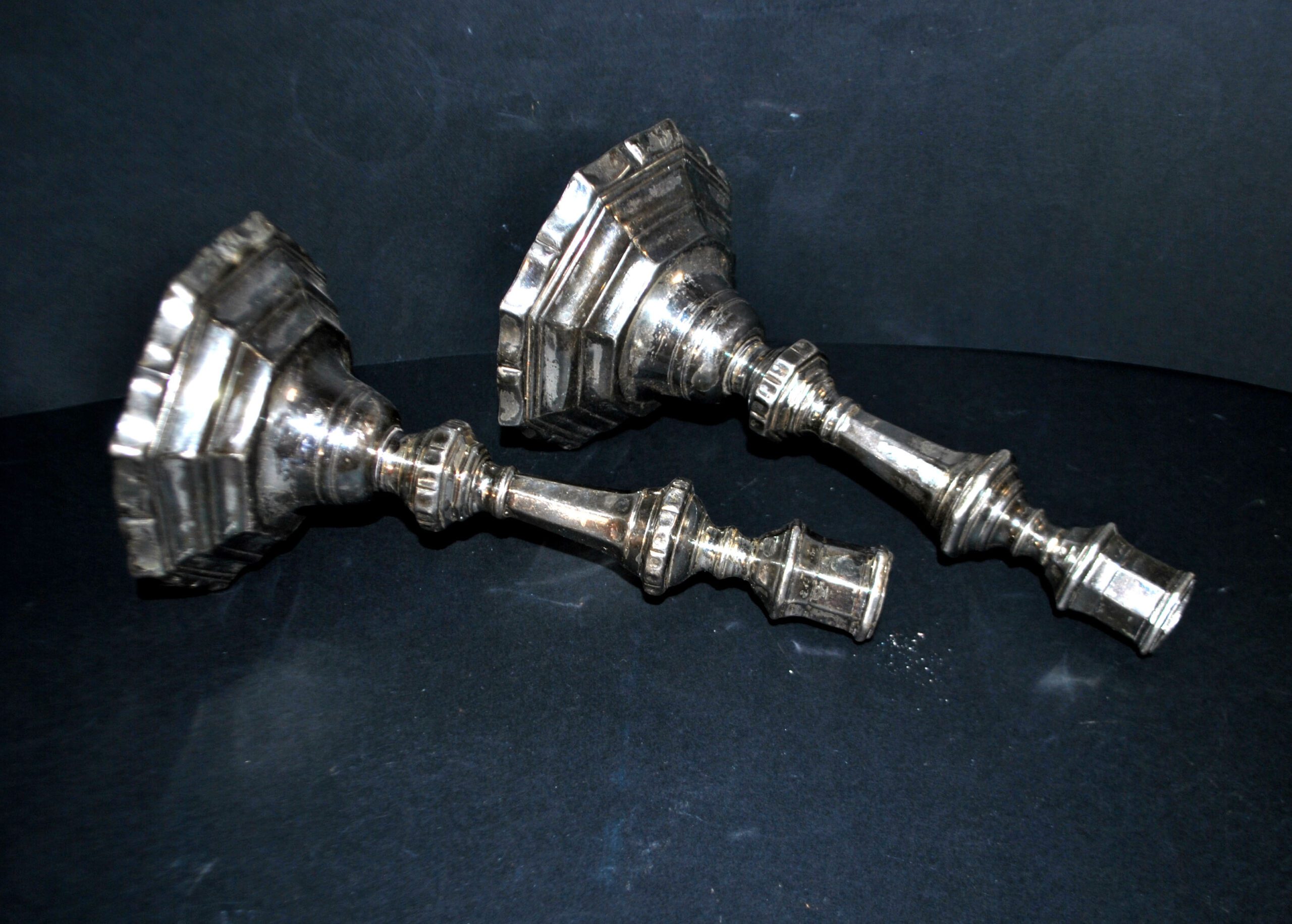 Lot 2 Bougeoirs anciens paire chandelier octogonal en bronze argenté Régence – Image 10