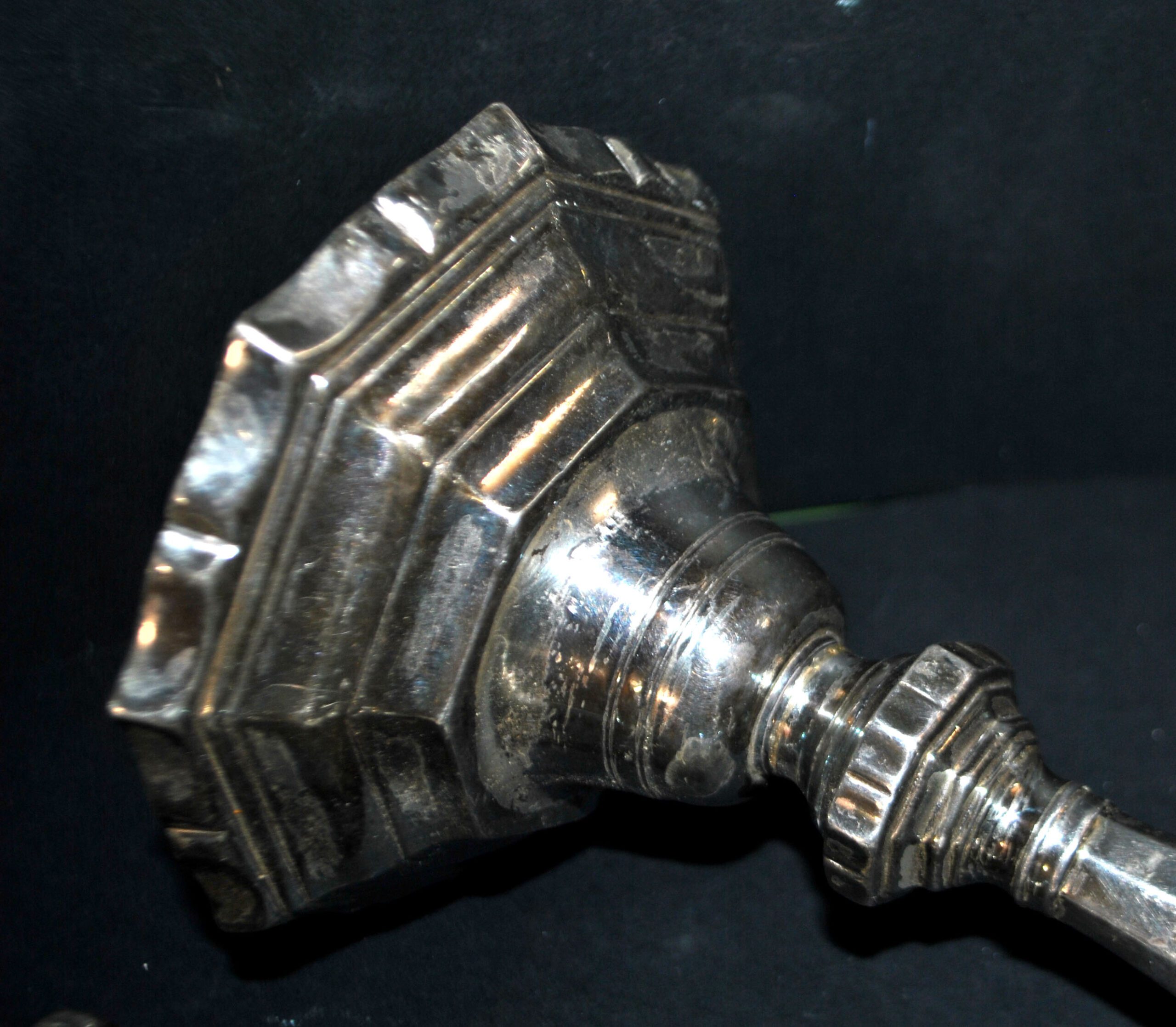 Lot 2 Bougeoirs anciens paire chandelier octogonal en bronze argenté Régence – Image 12