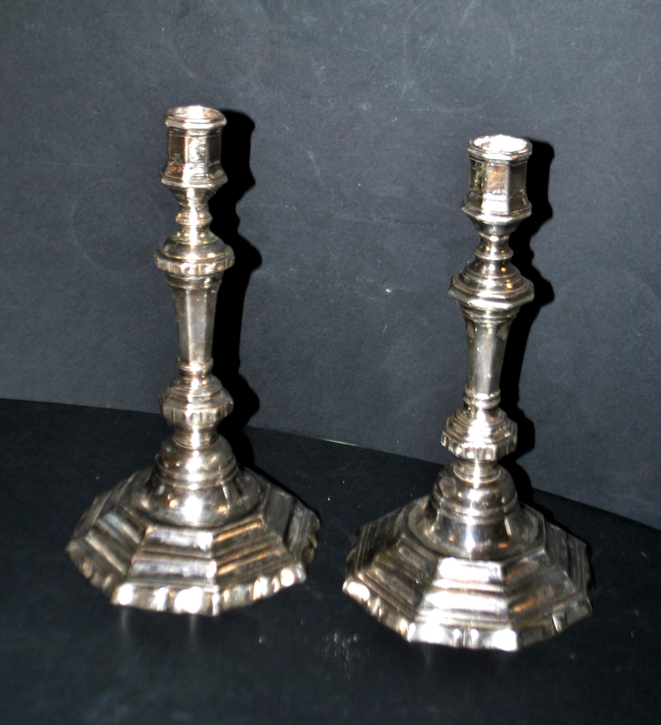 Lot 2 Bougeoirs anciens paire chandelier octogonal en bronze argenté Régence – Image 2