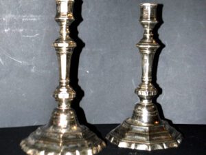 Lot 2 Bougeoirs anciens paire chandelier octogonal en bronze argenté Régence