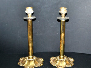 Lot 2 bougeoirs anciens en laiton et bronze doré fût droit décor acanthe