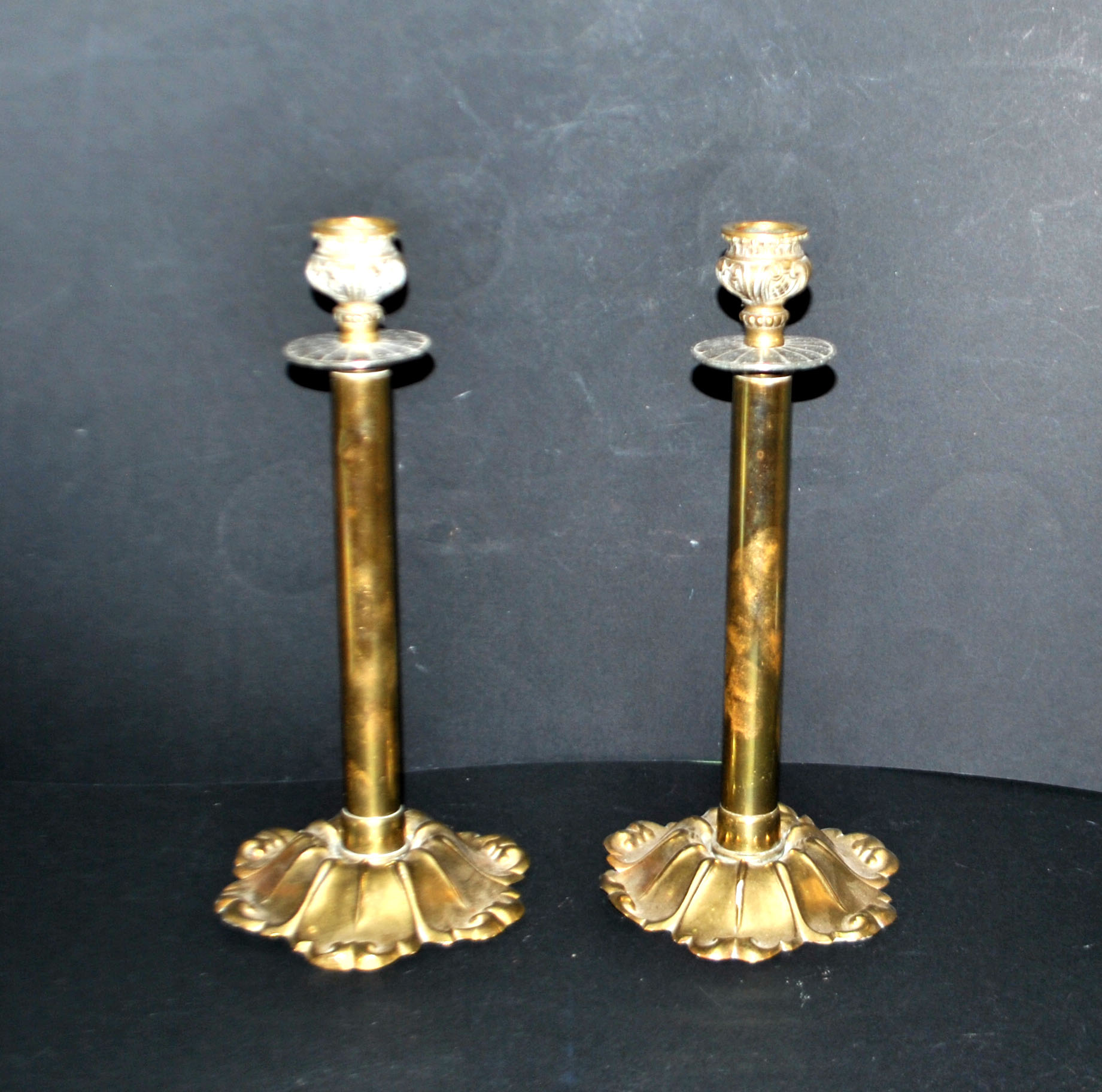 Lot 2 bougeoirs anciens en laiton et bronze doré fût droit décor acanthe