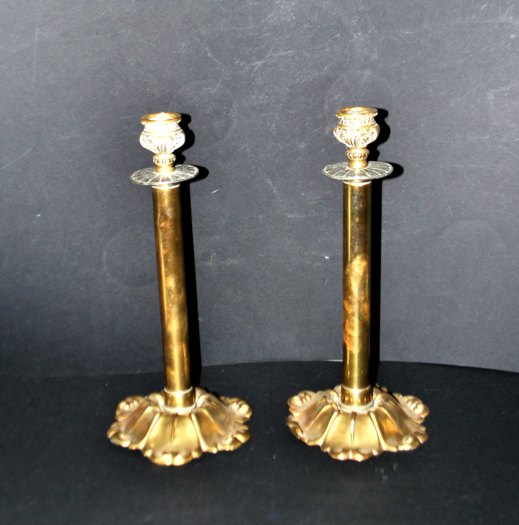 Lot 2 bougeoirs anciens en laiton et bronze doré fût droit décor acanthe – Image 6