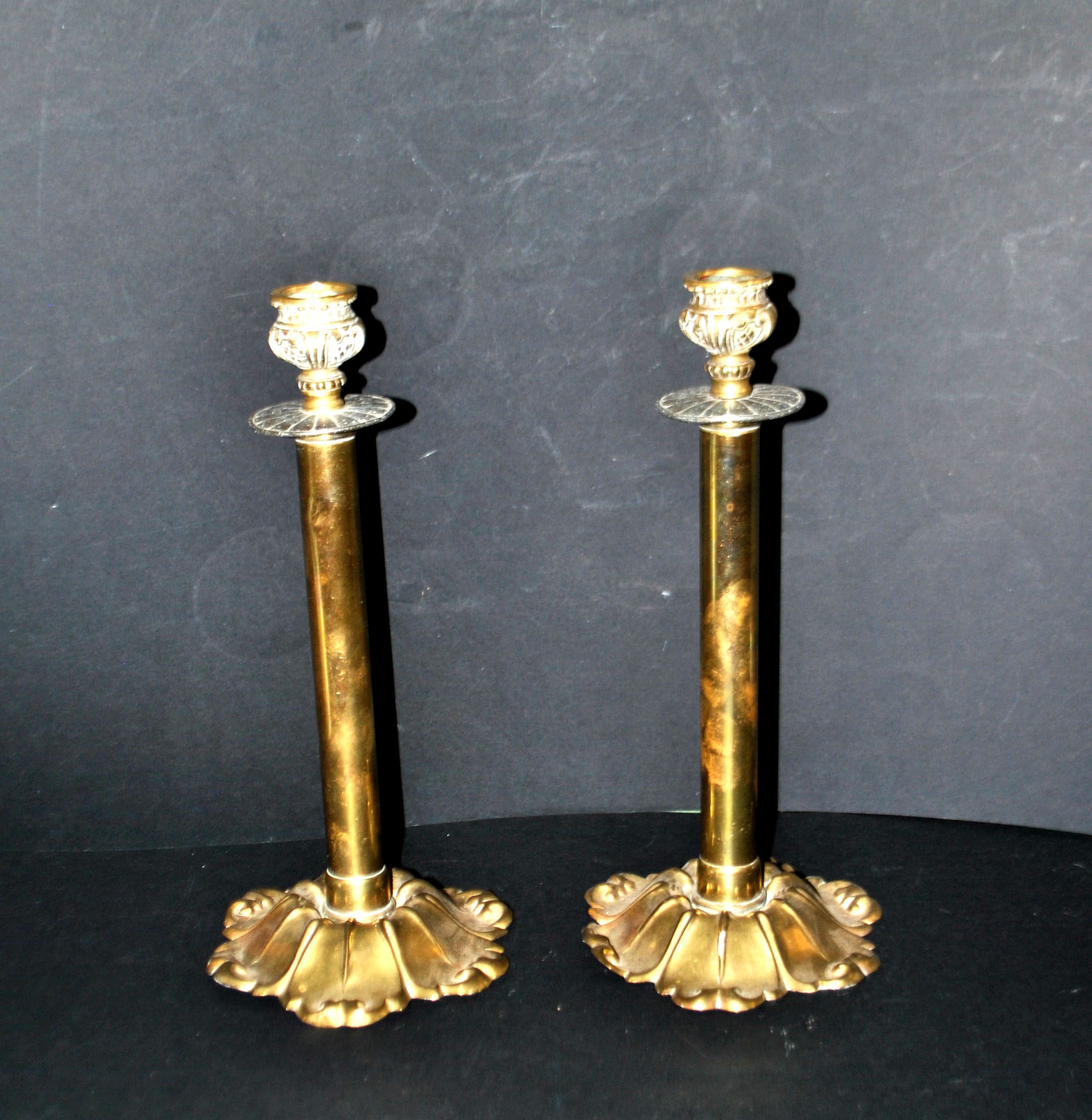 Lot 2 bougeoirs anciens en laiton et bronze doré fût droit décor acanthe – Image 7