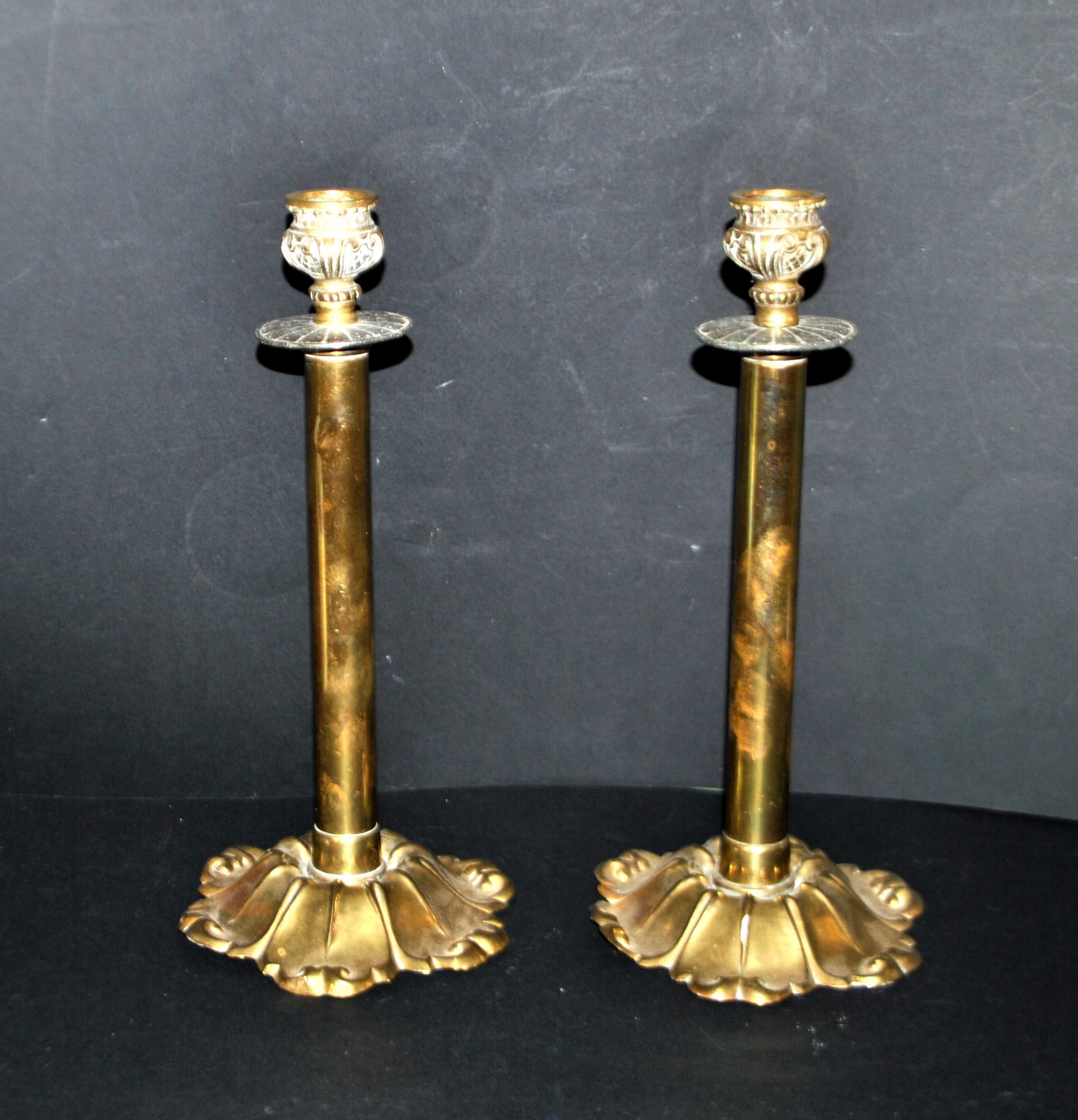 Lot 2 bougeoirs anciens en laiton et bronze doré fût droit décor acanthe – Image 8