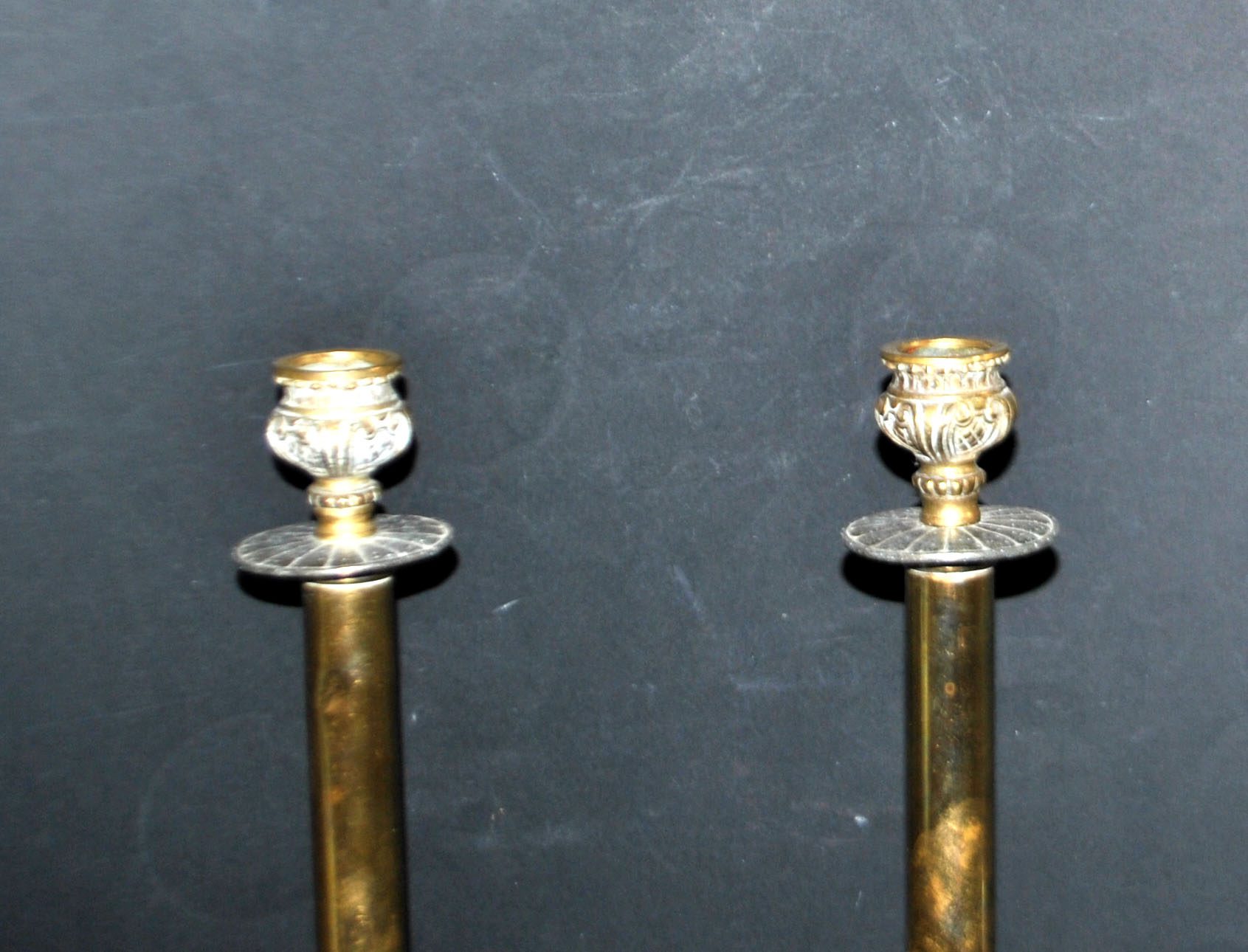 Lot 2 bougeoirs anciens en laiton et bronze doré fût droit décor acanthe – Image 9