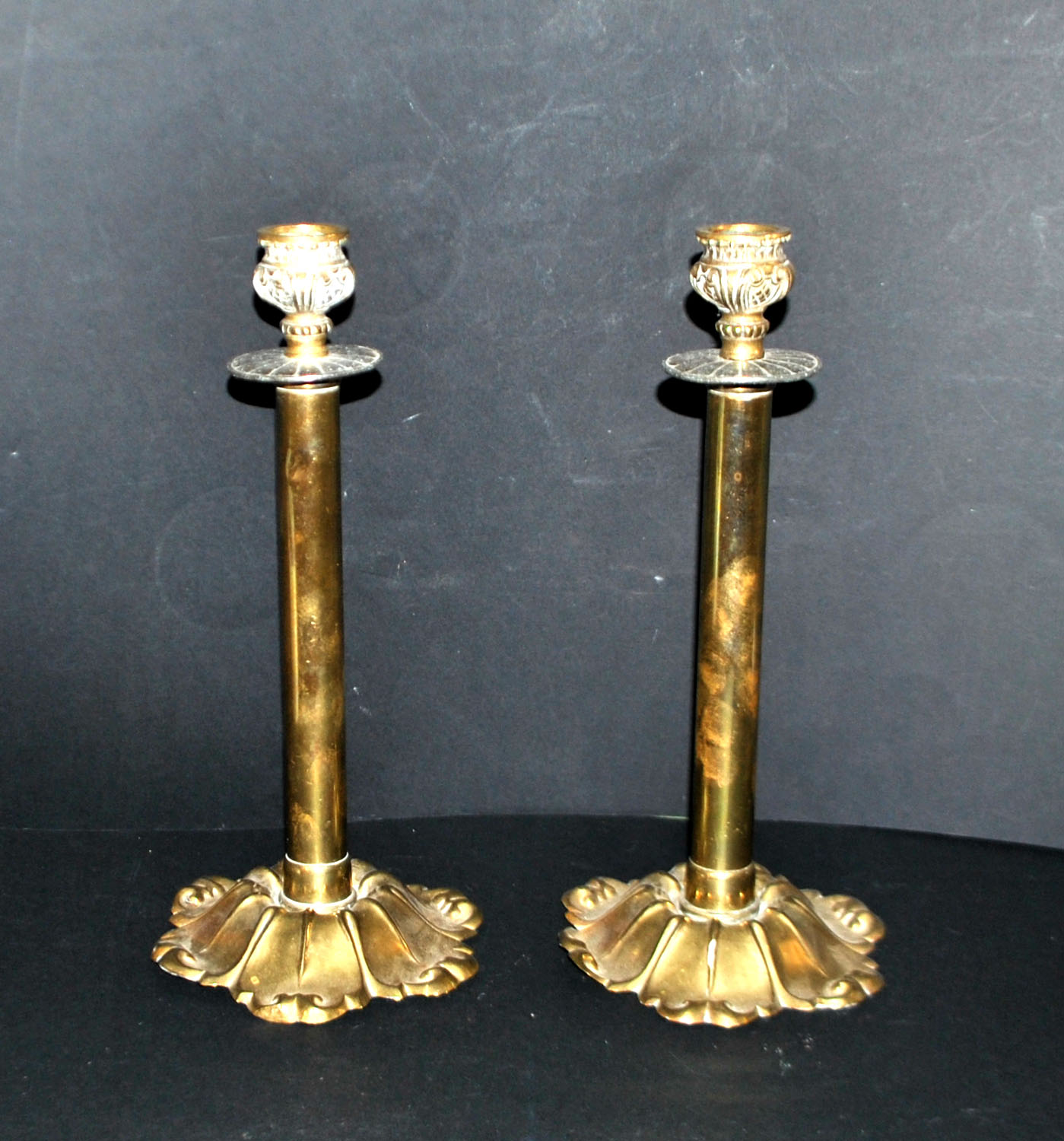 Lot 2 bougeoirs anciens en laiton et bronze doré fût droit décor acanthe – Image 10